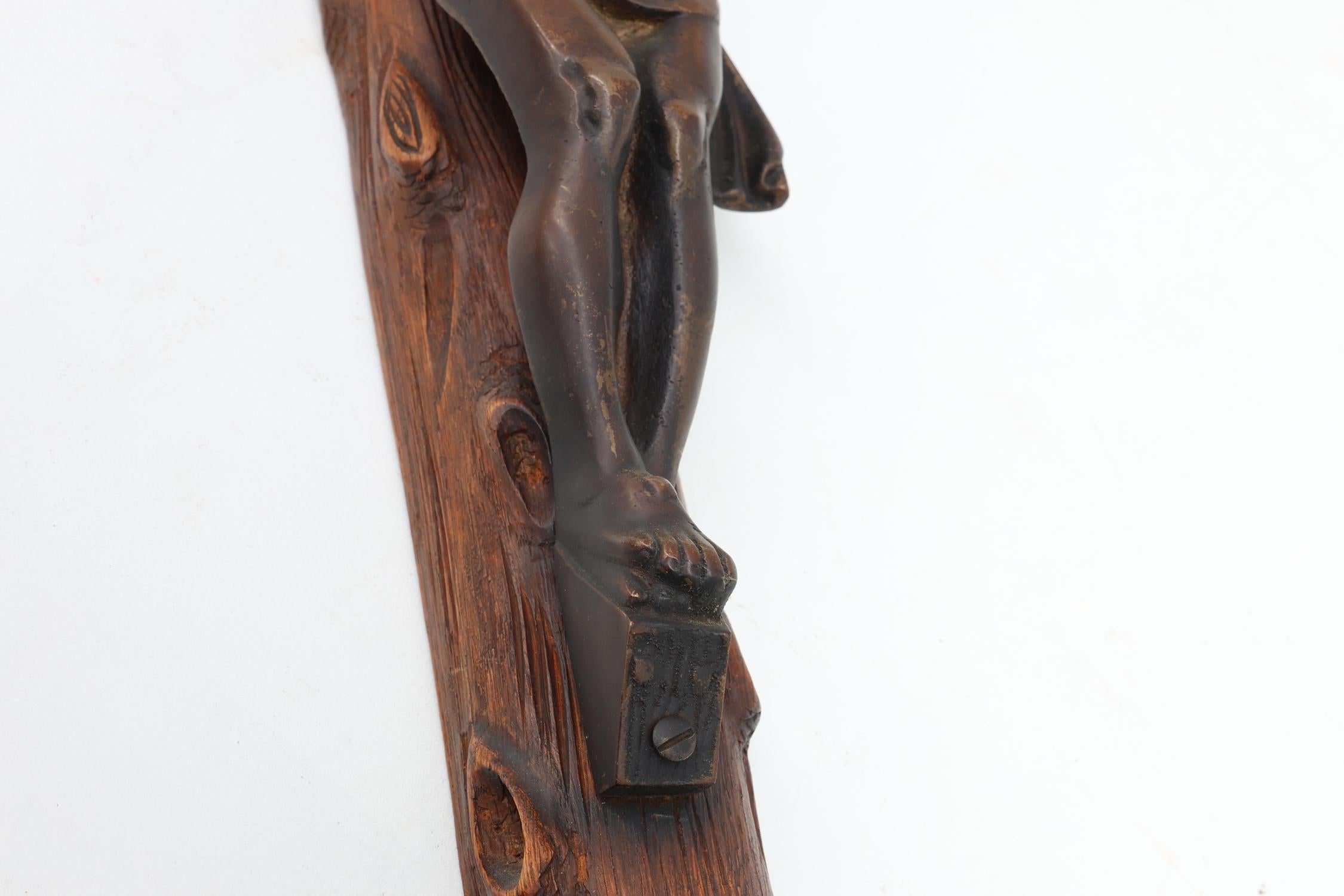 Crucifix artisanal en bois de style Art déco, Belgique, années 1920 en vente 4
