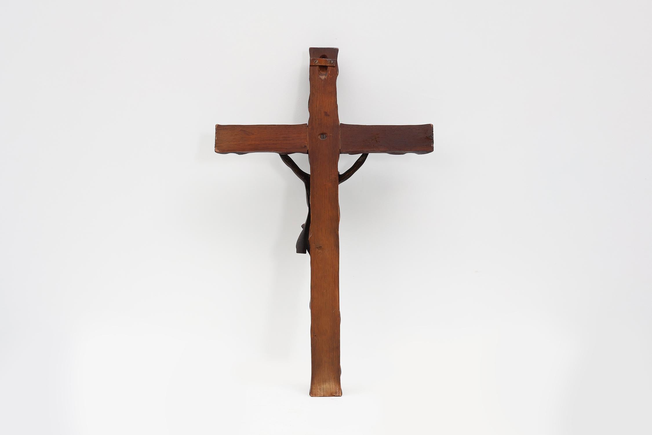 Crucifix artisanal en bois de style Art déco, Belgique, années 1920 en vente 5