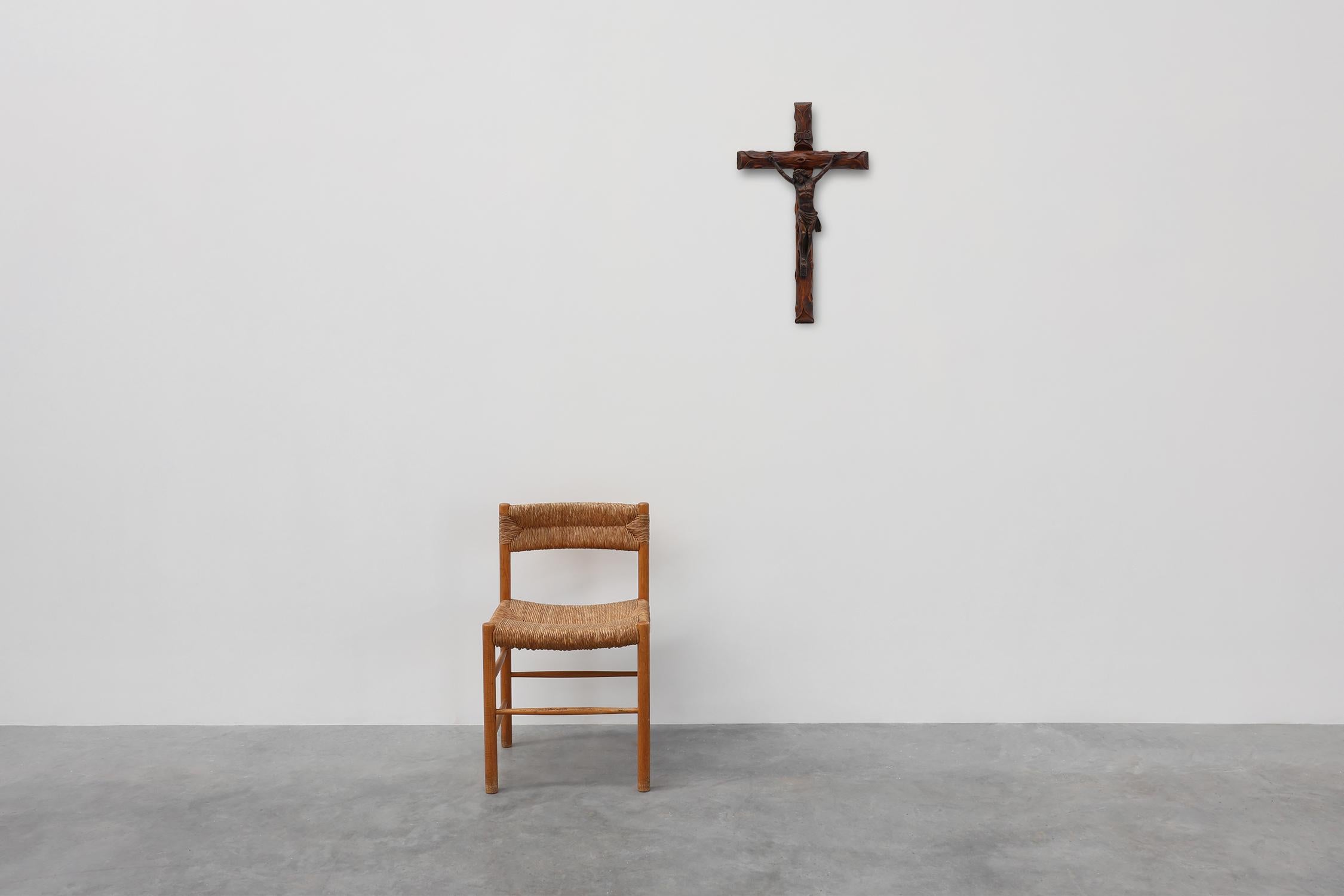 Belge Crucifix artisanal en bois de style Art déco, Belgique, années 1920 en vente