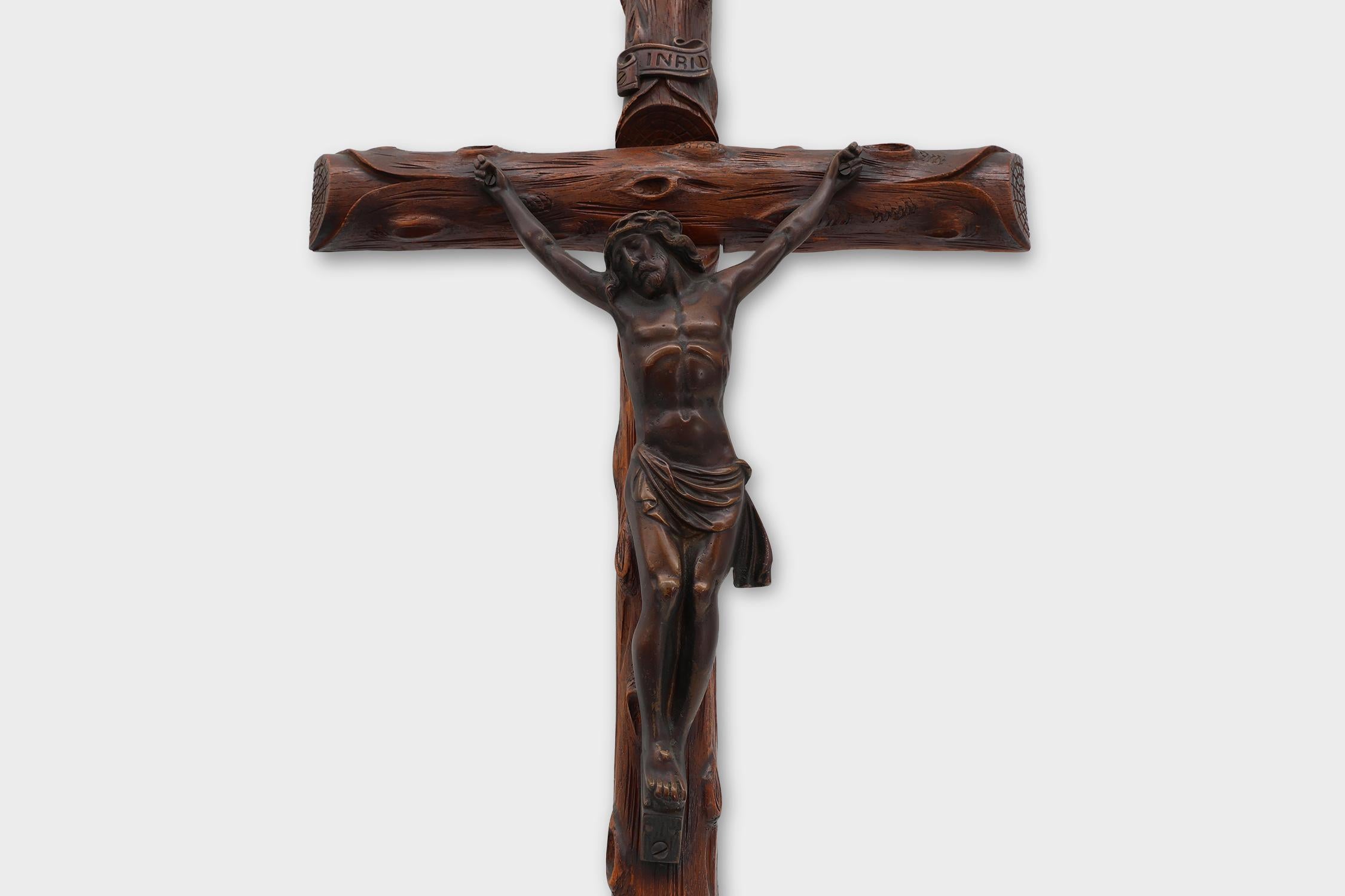 Sculpté à la main Crucifix artisanal en bois de style Art déco, Belgique, années 1920 en vente