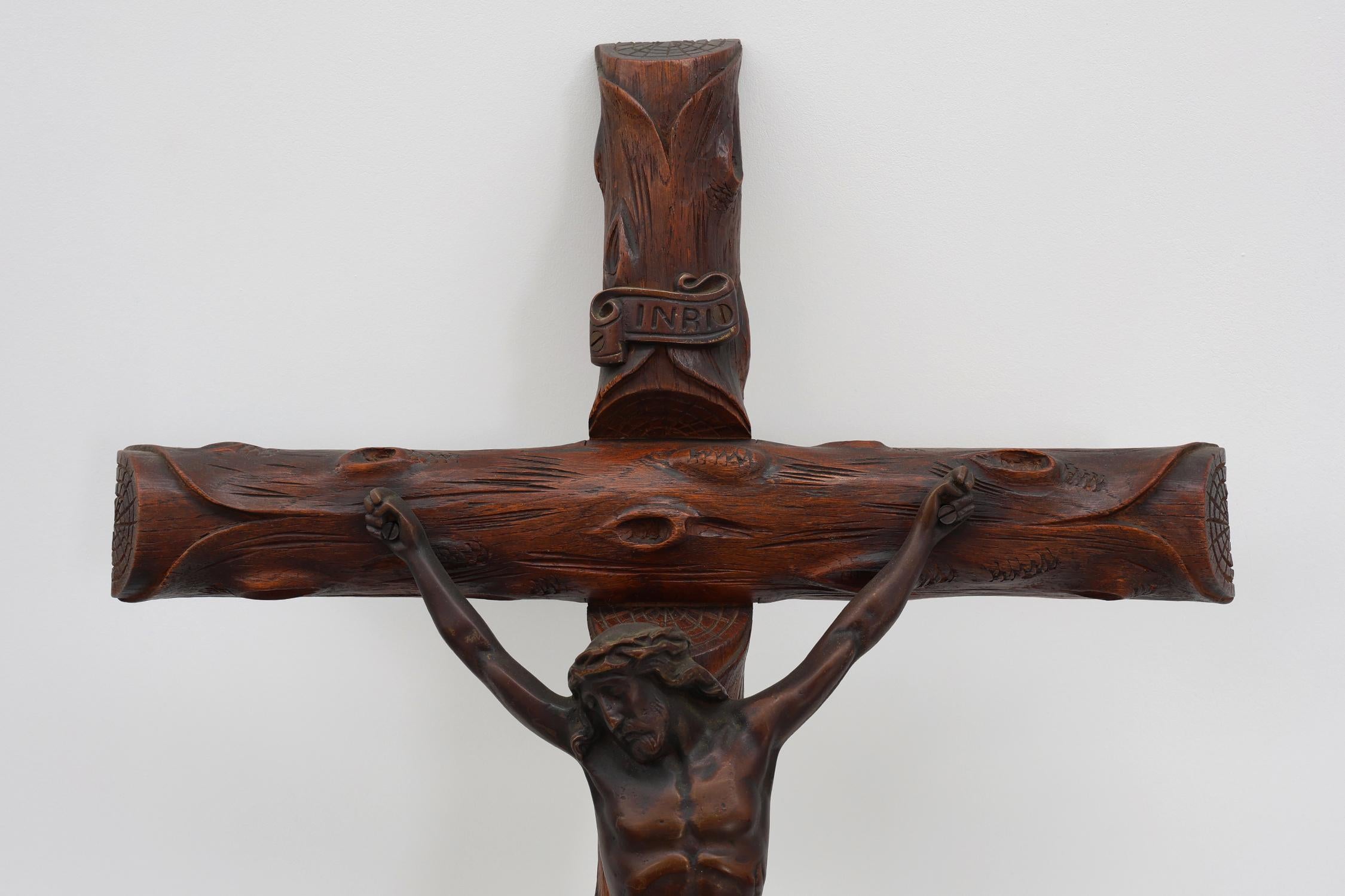 Crucifix artisanal en bois de style Art déco, Belgique, années 1920 Bon état - En vente à Meulebeke, BE