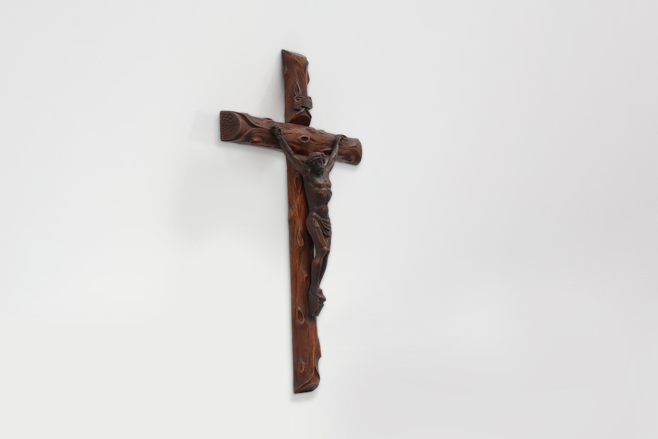Début du 20ème siècle Crucifix artisanal en bois de style Art déco, Belgique, années 1920 en vente