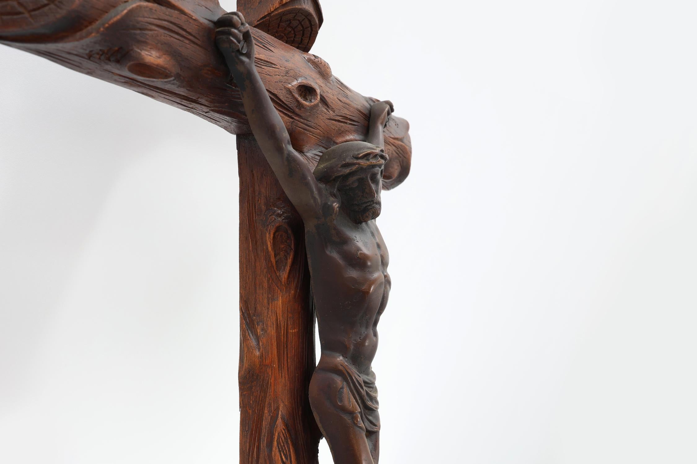 Cuivre Crucifix artisanal en bois de style Art déco, Belgique, années 1920 en vente