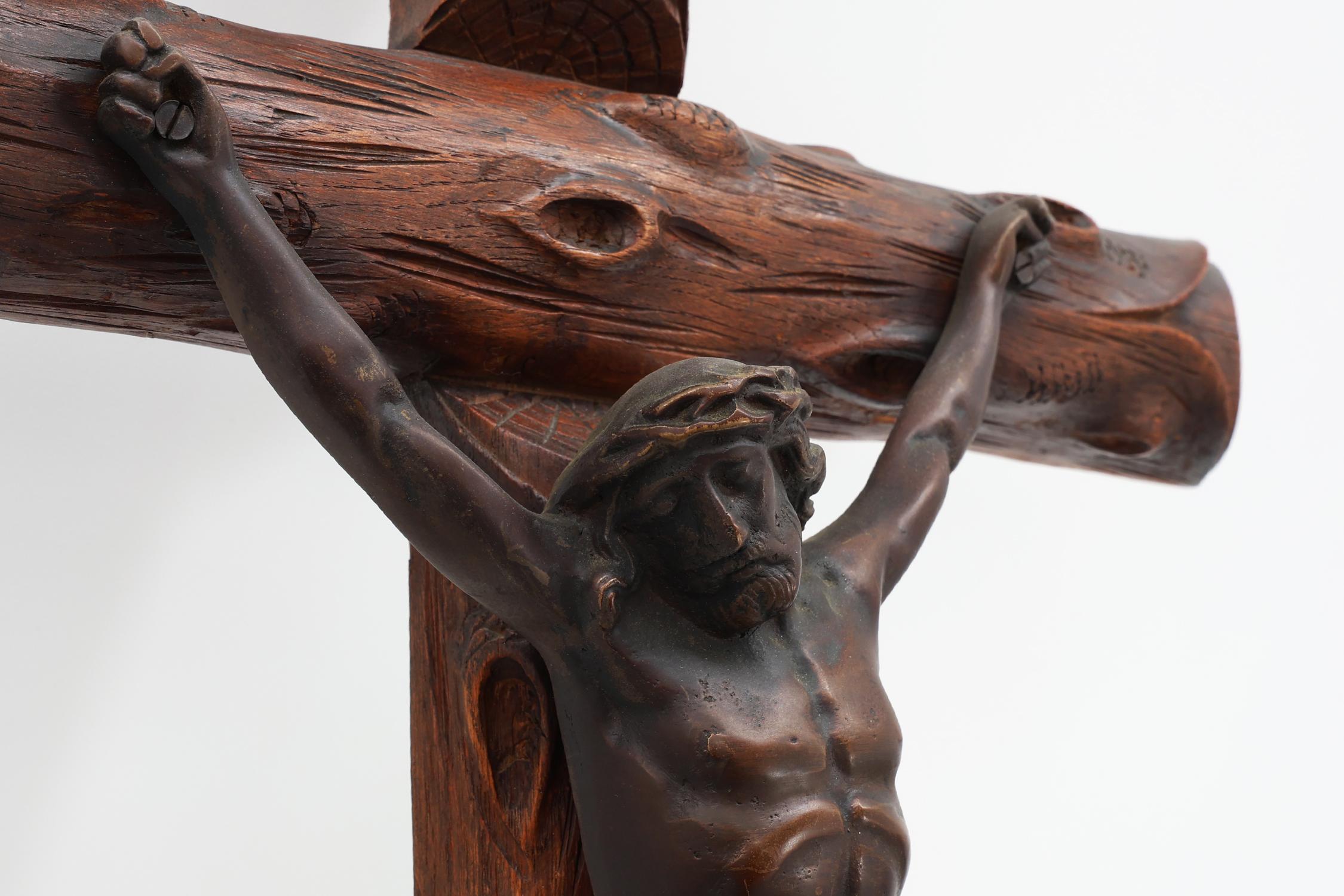 Crucifix artisanal en bois de style Art déco, Belgique, années 1920 en vente 1