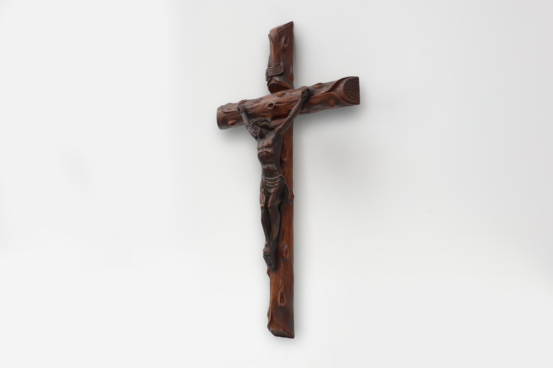 Crucifix artisanal en bois de style Art déco, Belgique, années 1920 en vente 2
