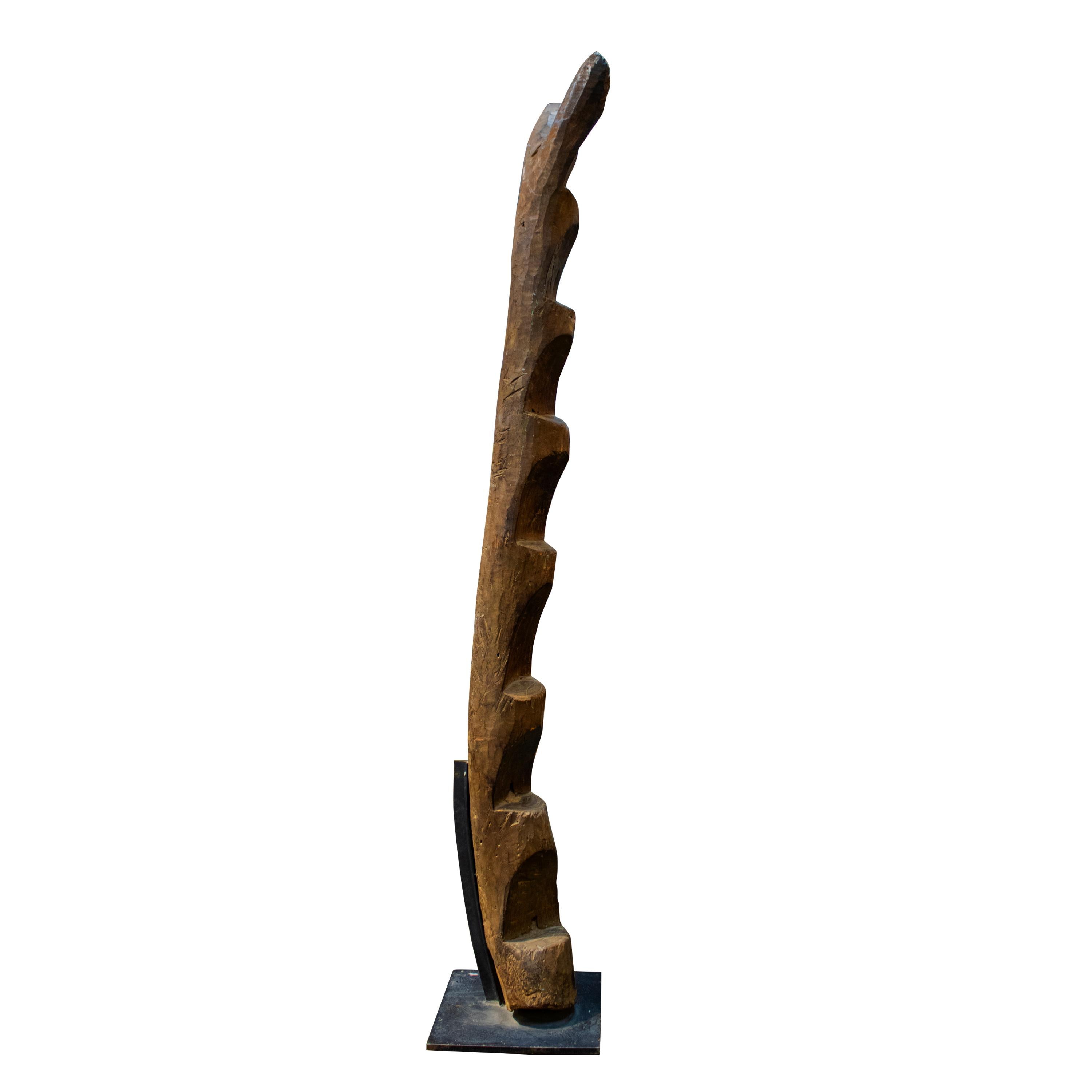 Eine klassische Dogon-Leiter aus dunklem Holz, montiert auf einem stabilen Metallständer. 

Das Volk der Dogon lebt im Südosten von Mali und Burkina Faso. Obwohl sie von Muslimen umgeben sind, sind sie ihrer angestammten Religion treu geblieben