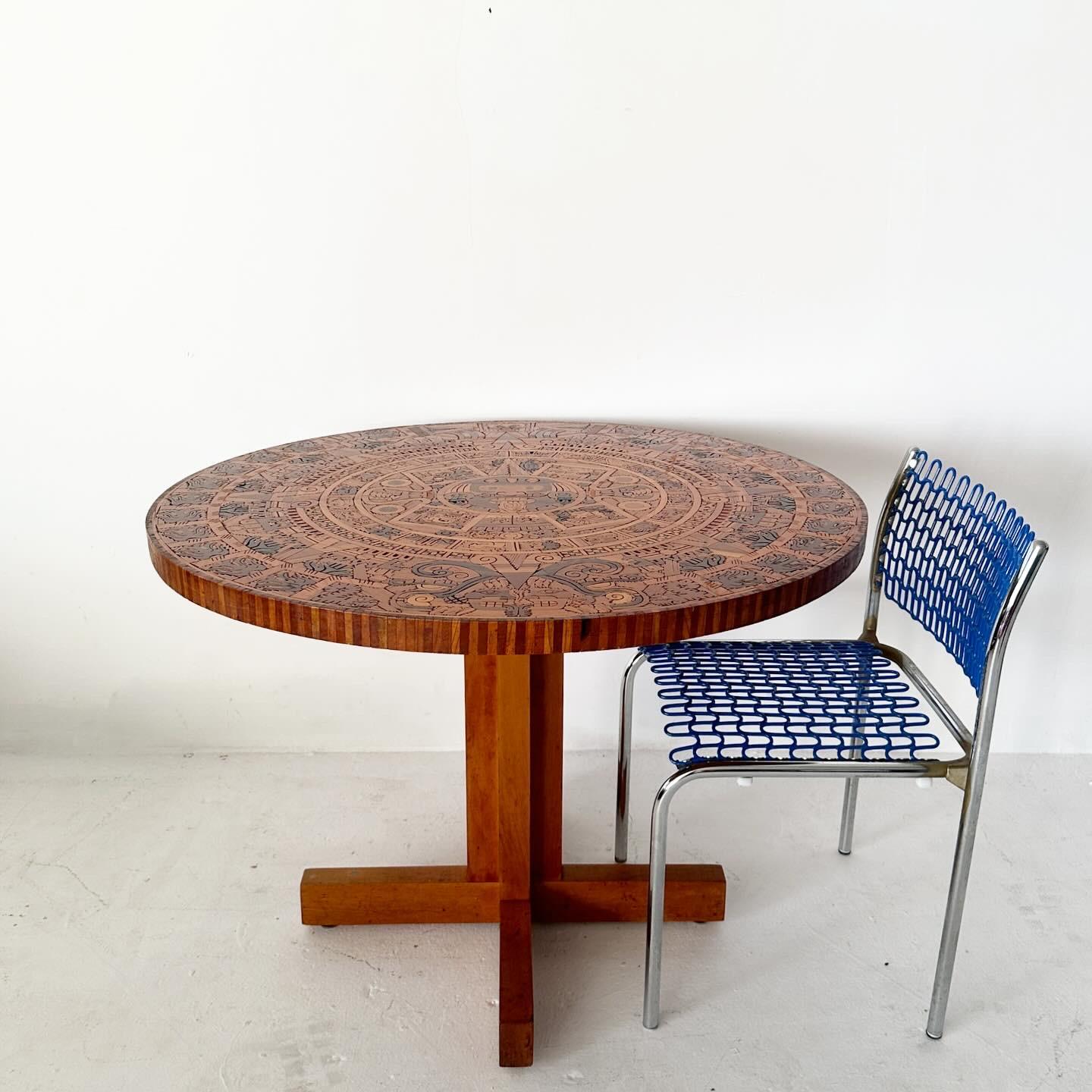 Précolombien Table de salle à manger artisanale incrustée de bois avec calendrier aztèque en vente