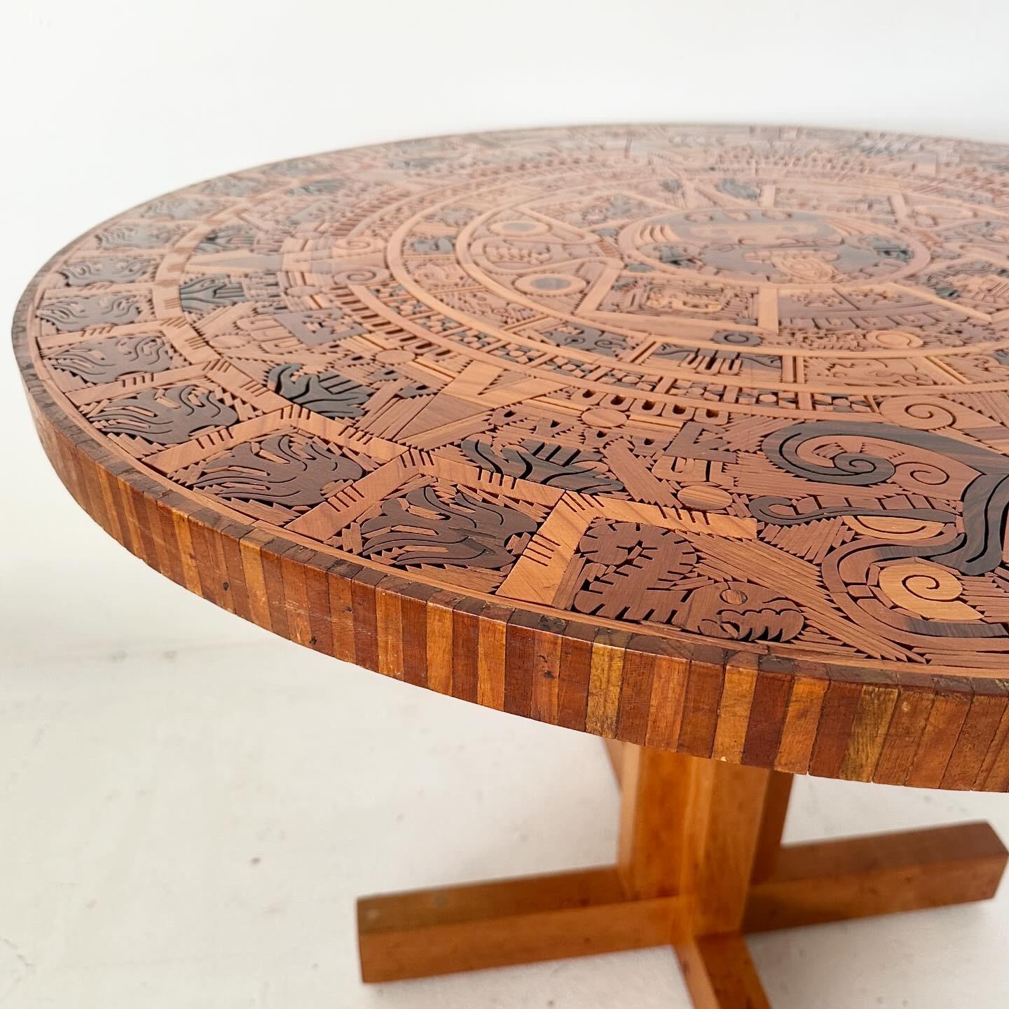 Américain Table de salle à manger artisanale incrustée de bois avec calendrier aztèque en vente