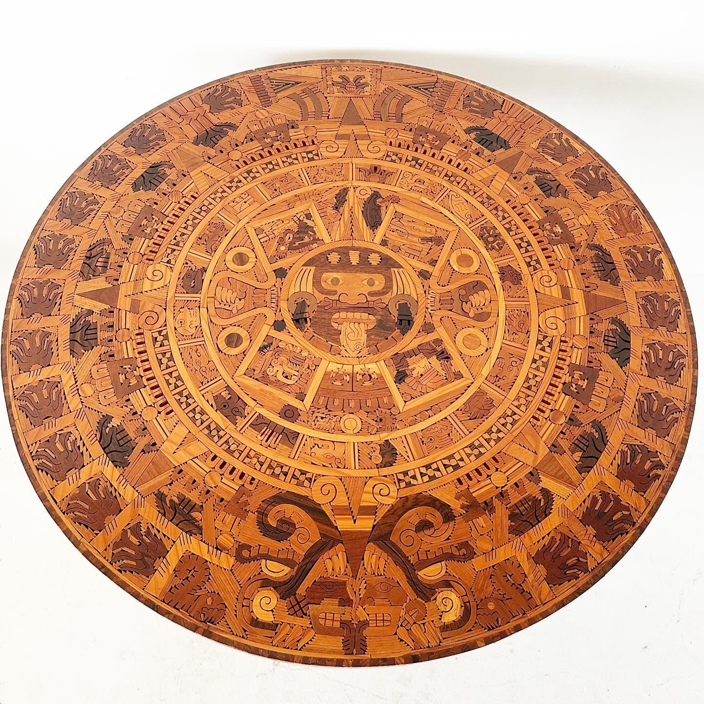 Table de salle à manger artisanale incrustée de bois avec calendrier aztèque Bon état - En vente à Los Angeles, CA