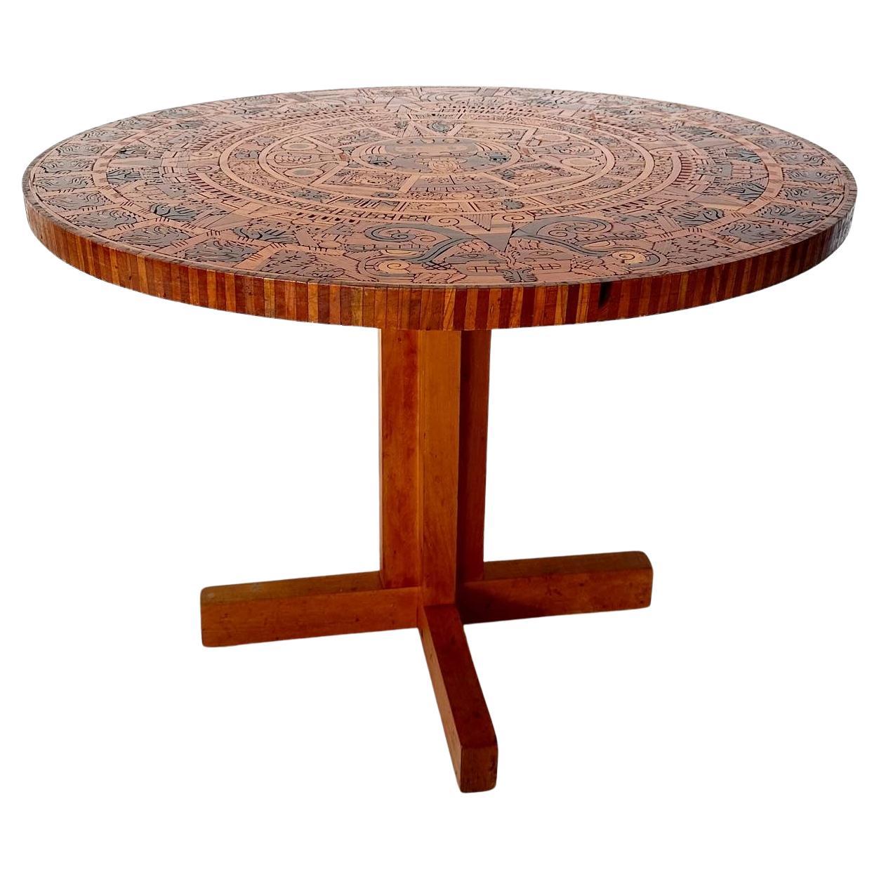 Table de salle à manger artisanale incrustée de bois avec calendrier aztèque en vente
