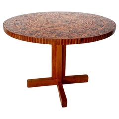 Table de salle à manger artisanale incrustée de bois avec calendrier aztèque