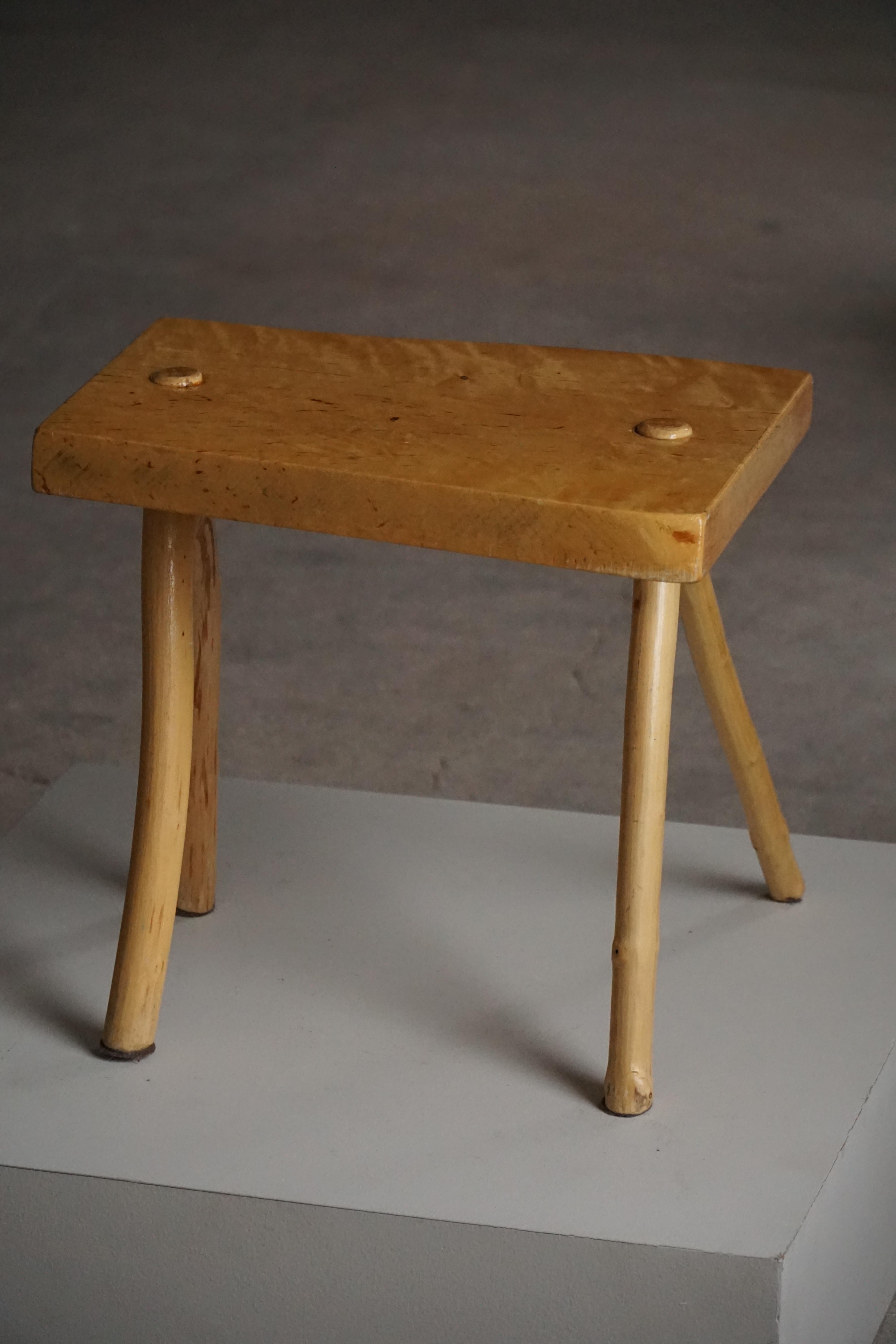 20ième siècle Tabouret Wabi-Sabi en bois de bouleau fabriqué à la main, The Modern Scandinavian, années 1960 en vente