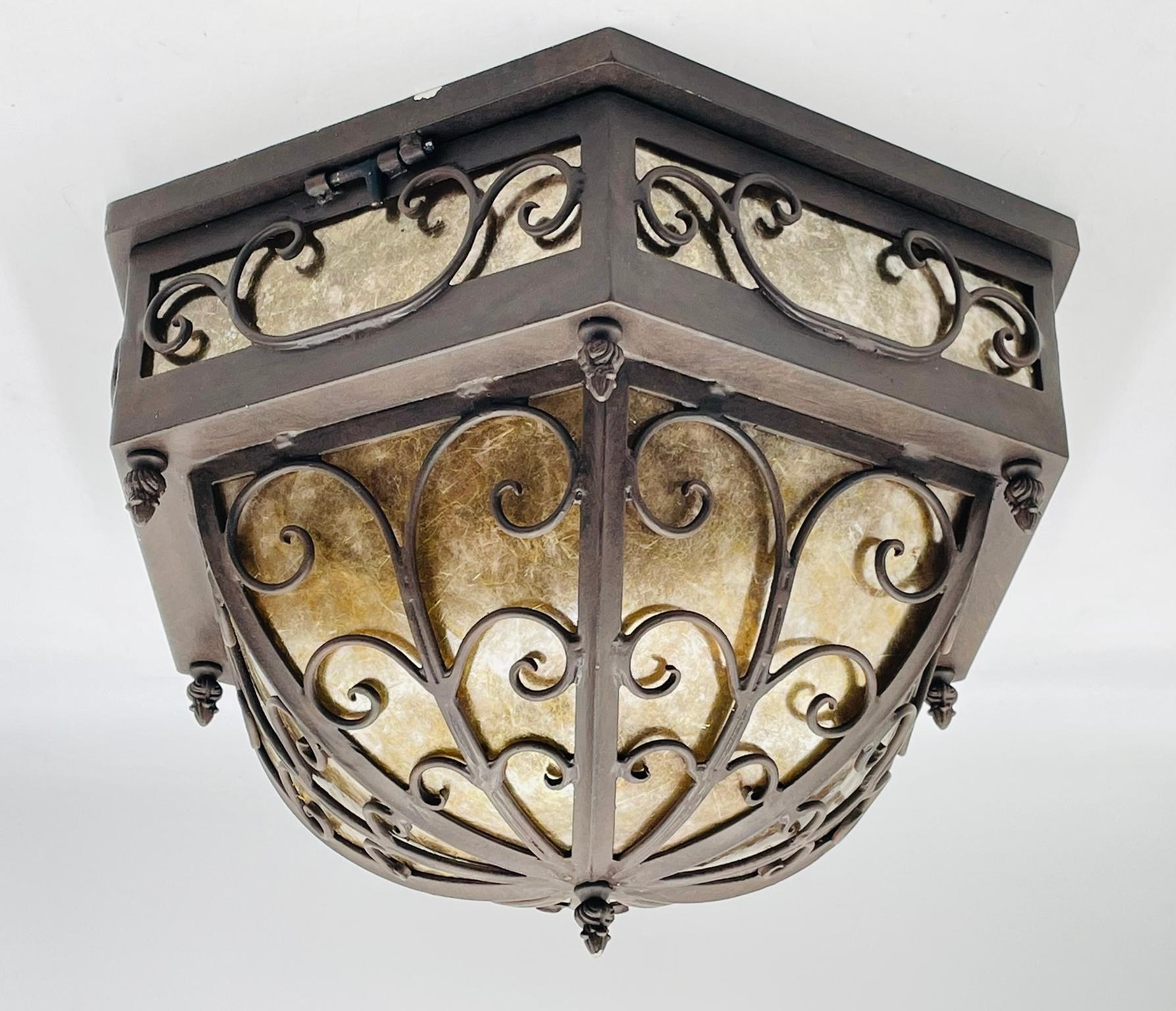 Elegante y atemporal, esta lámpara de techo personalizada de hierro forjado y mica fue diseñada y fabricada a mano en 2006 por Steven Handelman Studios, famoso por su excepcional metalistería e iluminación arquitectónica. Fabricada en EE.UU., esta