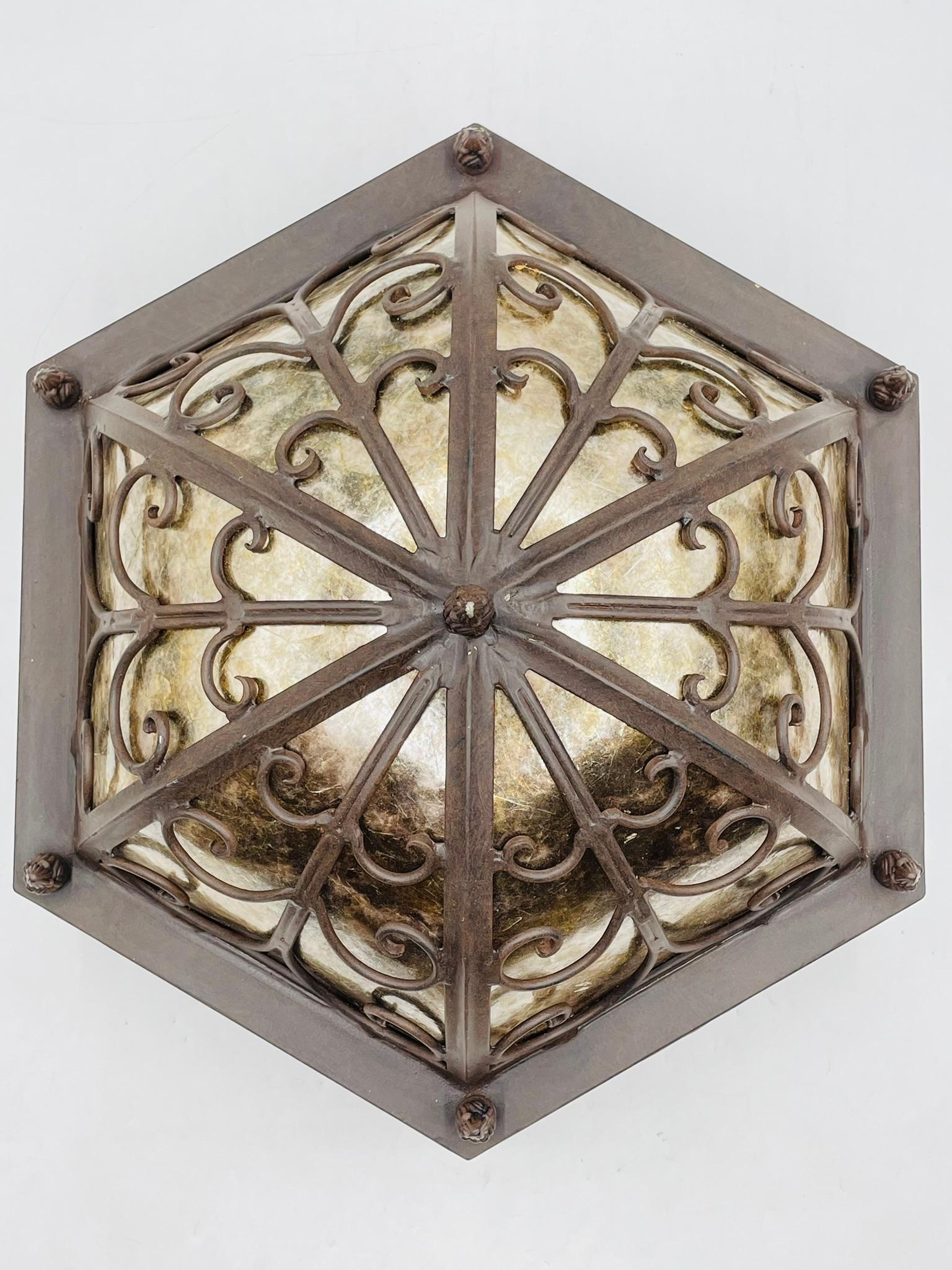 Lámpara empotrada artesanal de hierro forjado y mica de Steven Handelman Studios en Bueno estado para la venta en Los Angeles, CA
