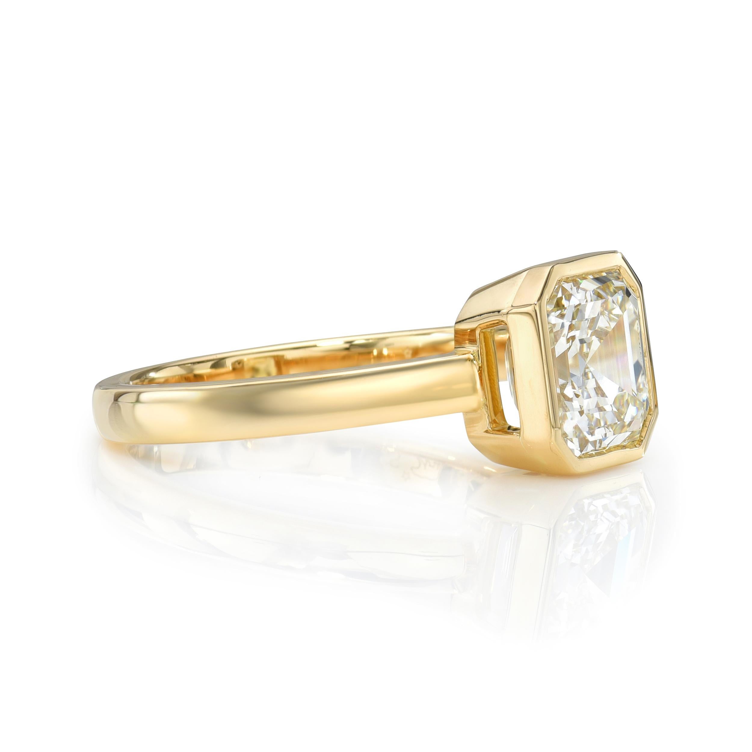 2,21 ct M/VVS1 GIA-zertifizierter Diamant im Asscher-Schliff in einer handgefertigten Fassung aus 18 Karat Gelbgold.


