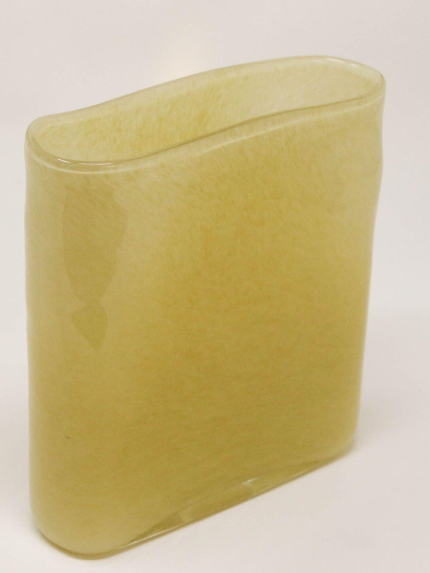 Handcrafted rectangular beige art glass flower vase in Kosta Boda style.
In the style of Designer Bertil Vallien Art glass vase, circa 1980 for Kosta Boda.
Sweden art glass vase Kosta Boda features a art glass beige, yellow body.
Rectangular