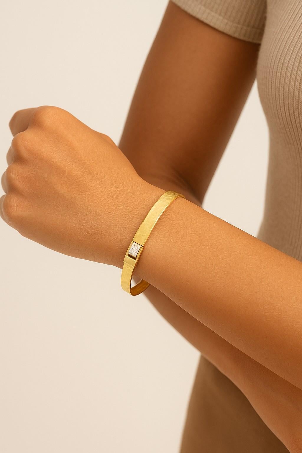 Bracelet manchette martelé en or jaune, fabriqué à la main avec un fermoir à charnière Pour femmes en vente