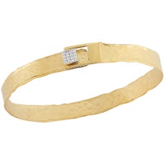 Brazalete de oro amarillo martillado, hecho a mano, con cierre de bisagra
