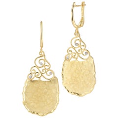 Boucles d'oreilles artisanales en or jaune martelé filigrane en forme de goutte d'eau, fabriquées à la main