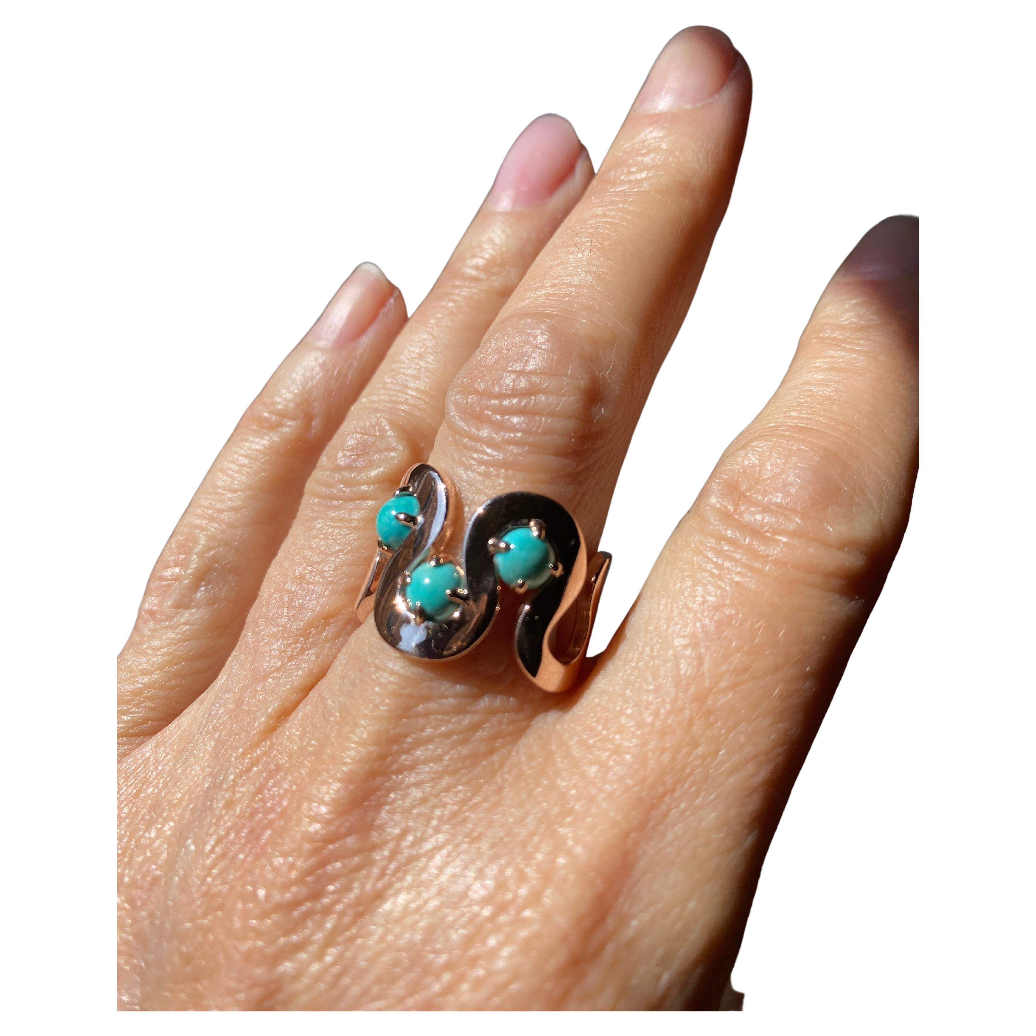 Bague jonc en or jaune avec trilogie de turquoise de style déco, fabriquée à la main