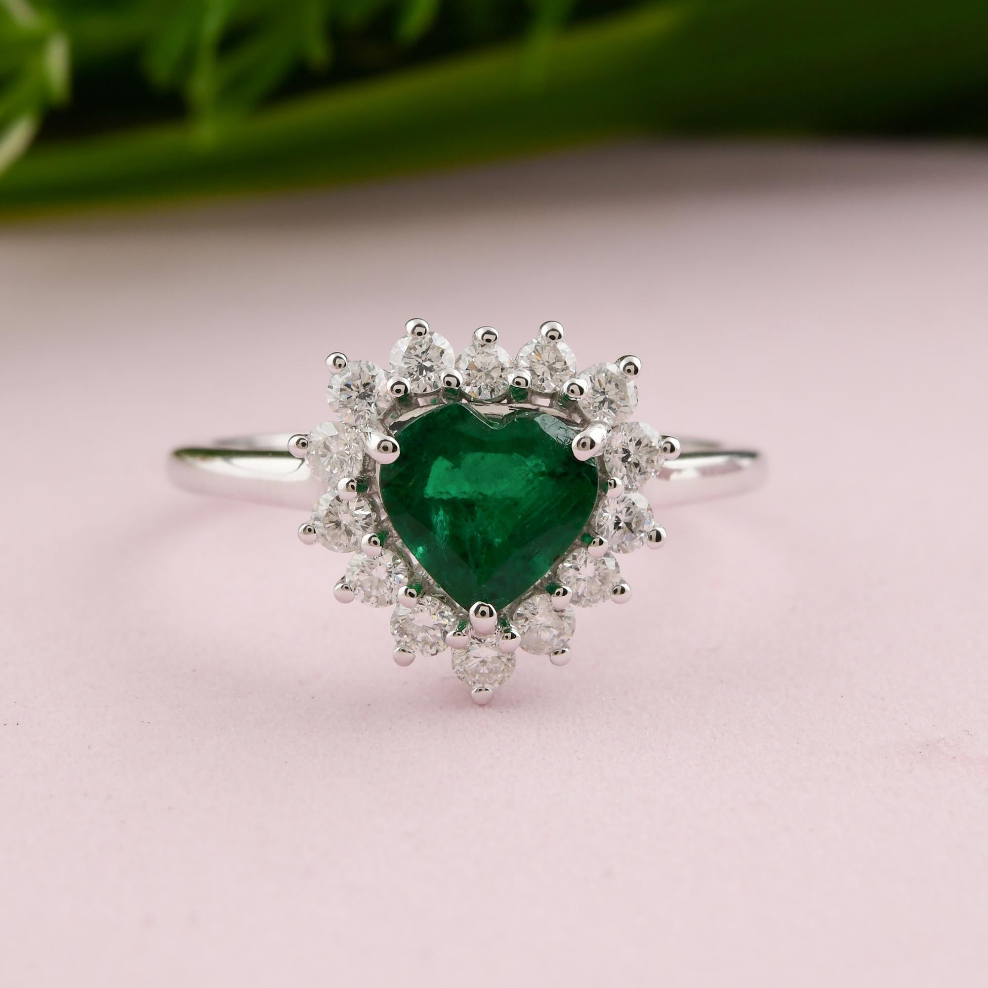 in vendita:  Anello a forma di cuore con diamanti aureolati di smeraldo dello Zambia, realizzato a mano, in oro bianco 14 carati 8
