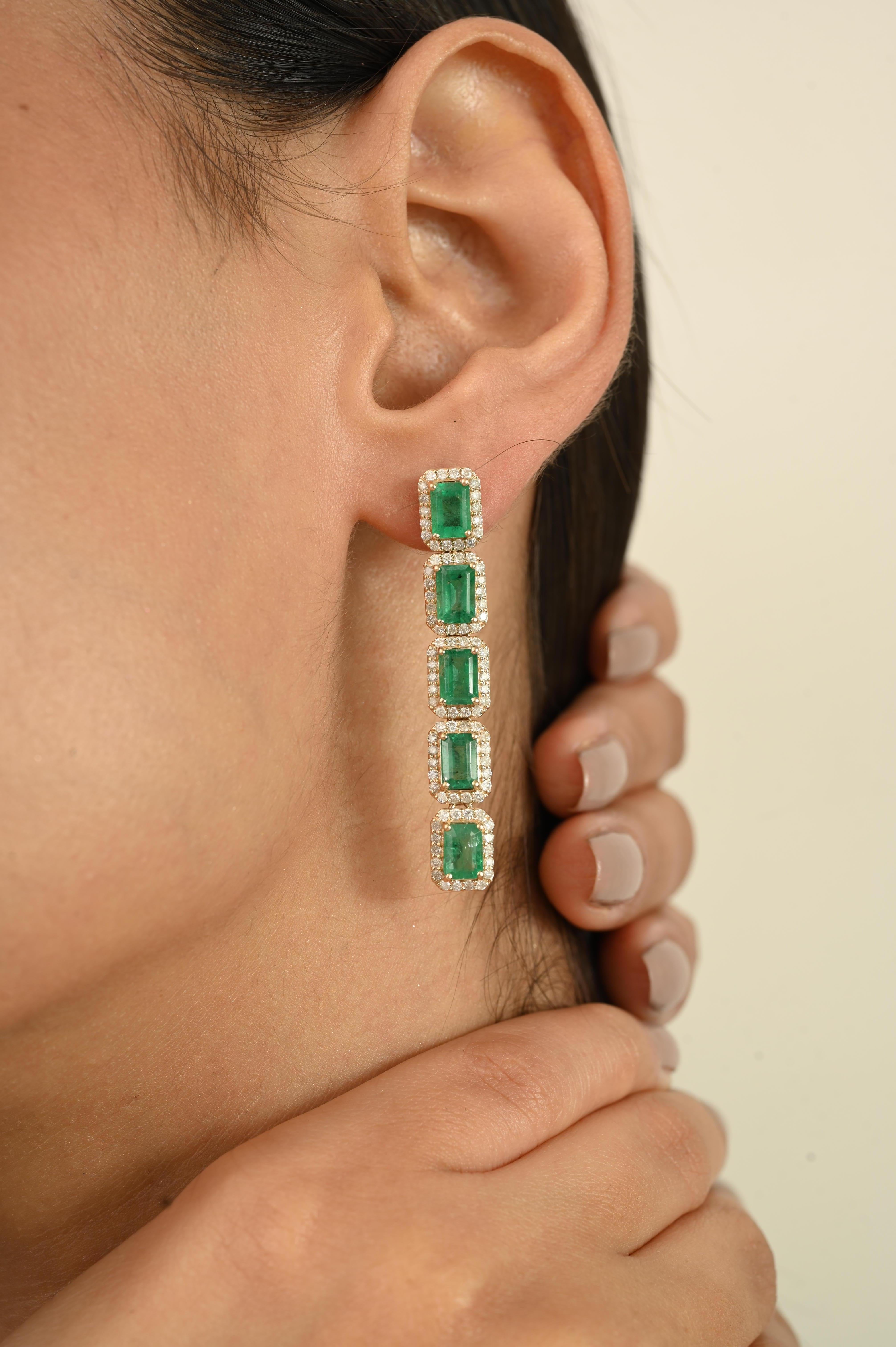 Handgefertigte lange Ohrringe mit sambischem Smaragd aus 14k Gelbgold mit Diamanten im Angebot 4