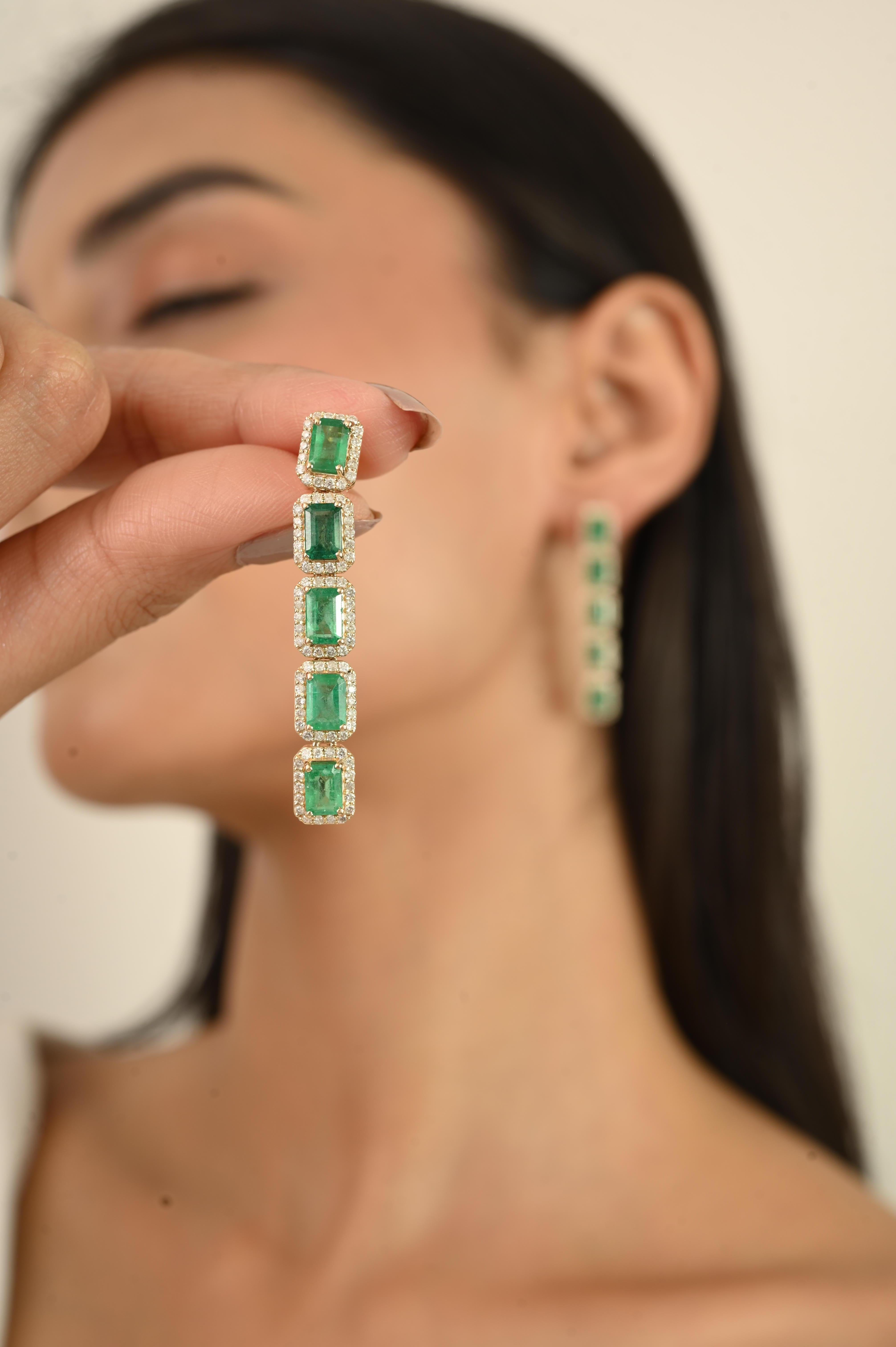 Handgefertigte lange Ohrringe mit sambischem Smaragd aus 14k Gelbgold mit Diamanten Damen im Angebot