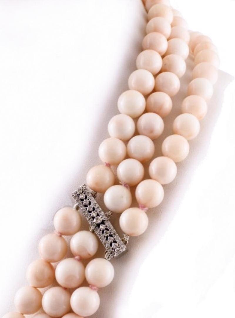 Handgefertigte perlenbesetzte Korallenhalskette mit 18 Karat Gold und Diamanten Zentralblume (Perle) im Angebot