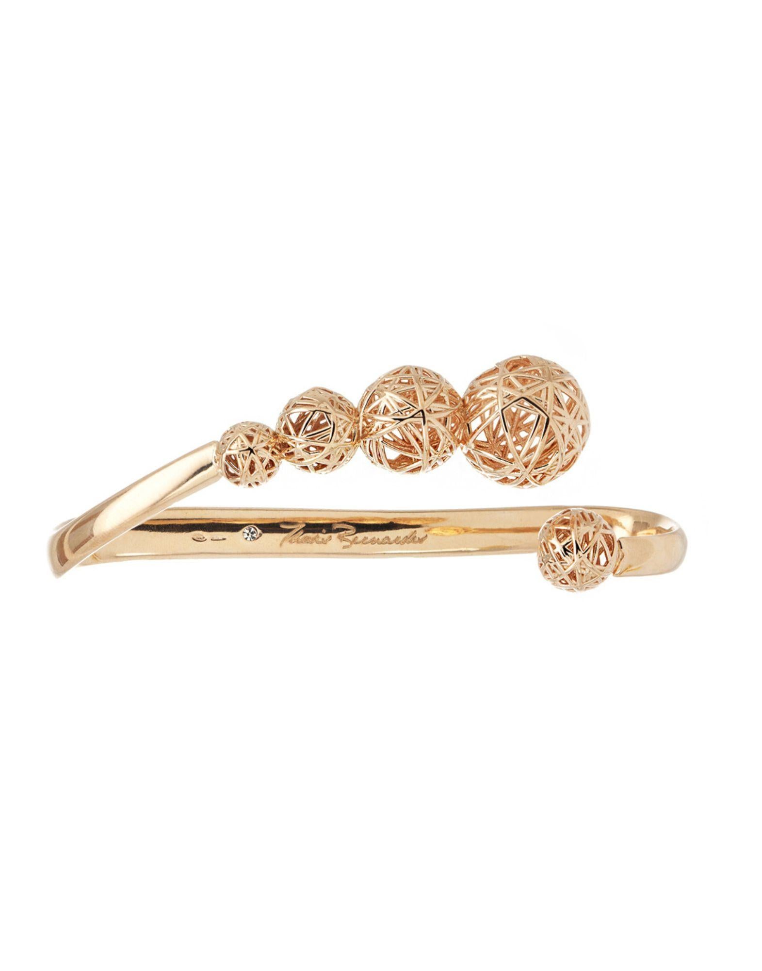 La inspiración de este brazalete de mano nace de la piedad de la liana que crece en el corazón de la selva amazónica y a la que los indígenas están ligados por una tradición de artesanía antiquísima.

Las esferas están hechas a mano en argento 925 y
