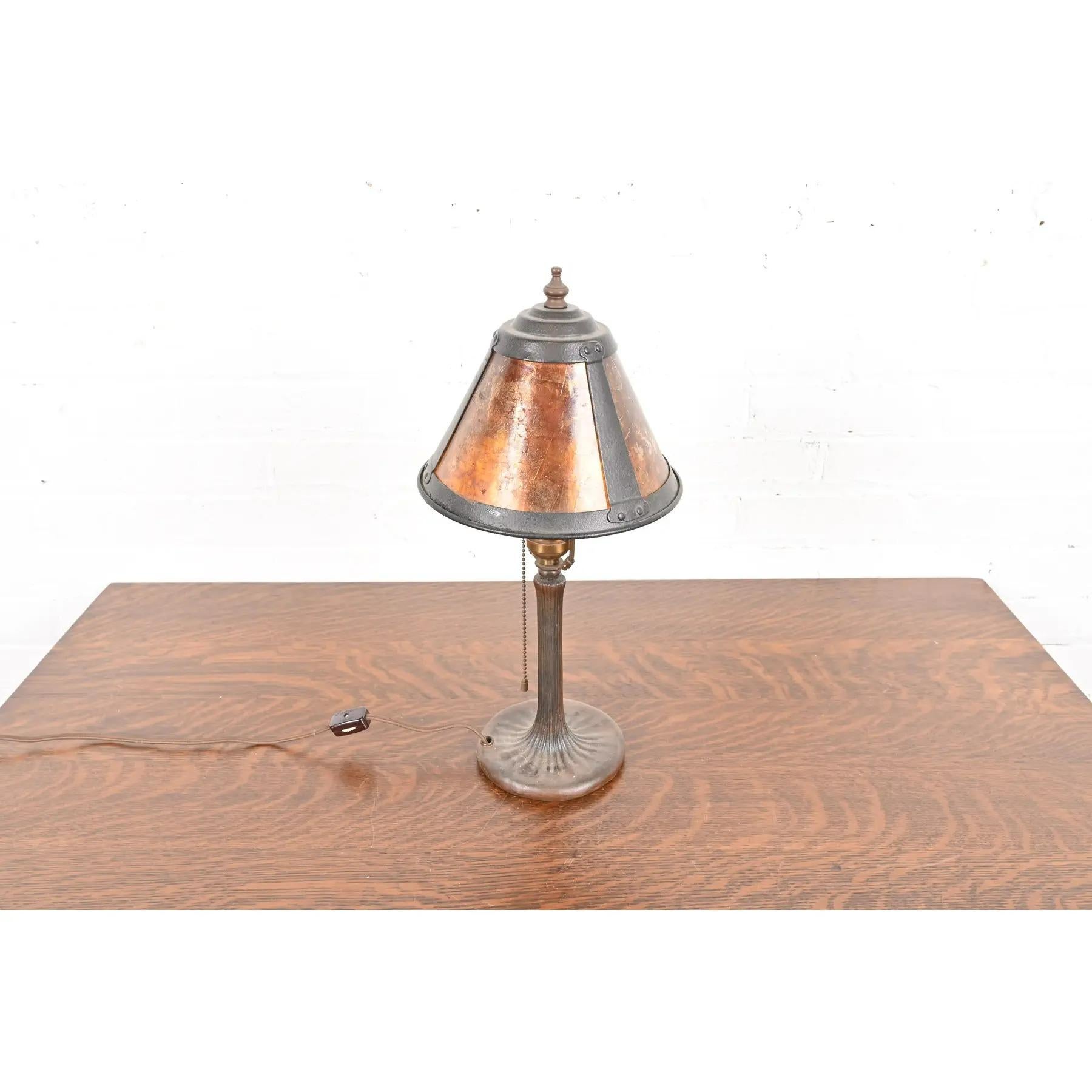 Arts and Crafts Handel Lampe de table en bronze antique Arts & Crafts avec abat-jour en mica en vente
