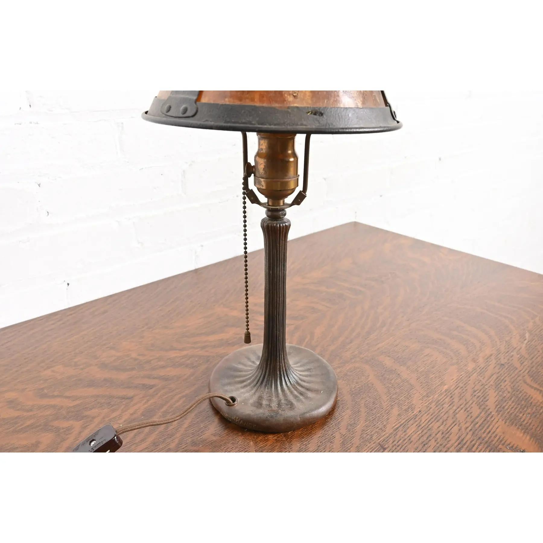 Début du 20ème siècle Handel Lampe de table en bronze antique Arts & Crafts avec abat-jour en mica en vente