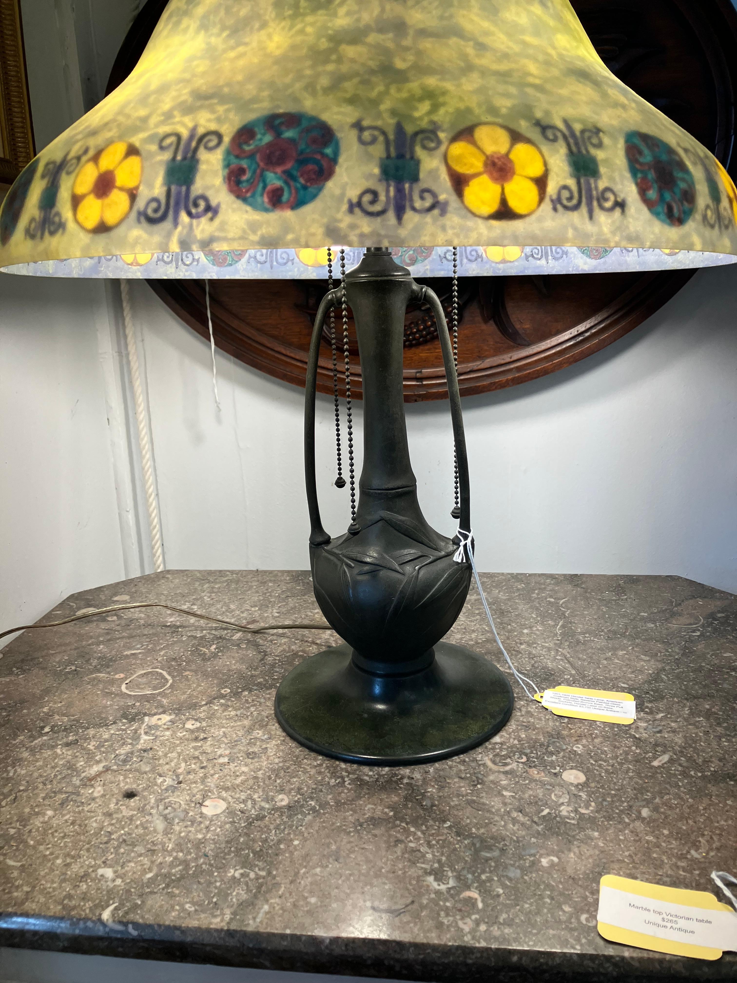 Inizio XX secolo Lampada da tavolo Handel Art Nouveau in bronzo antico e vetro in vendita