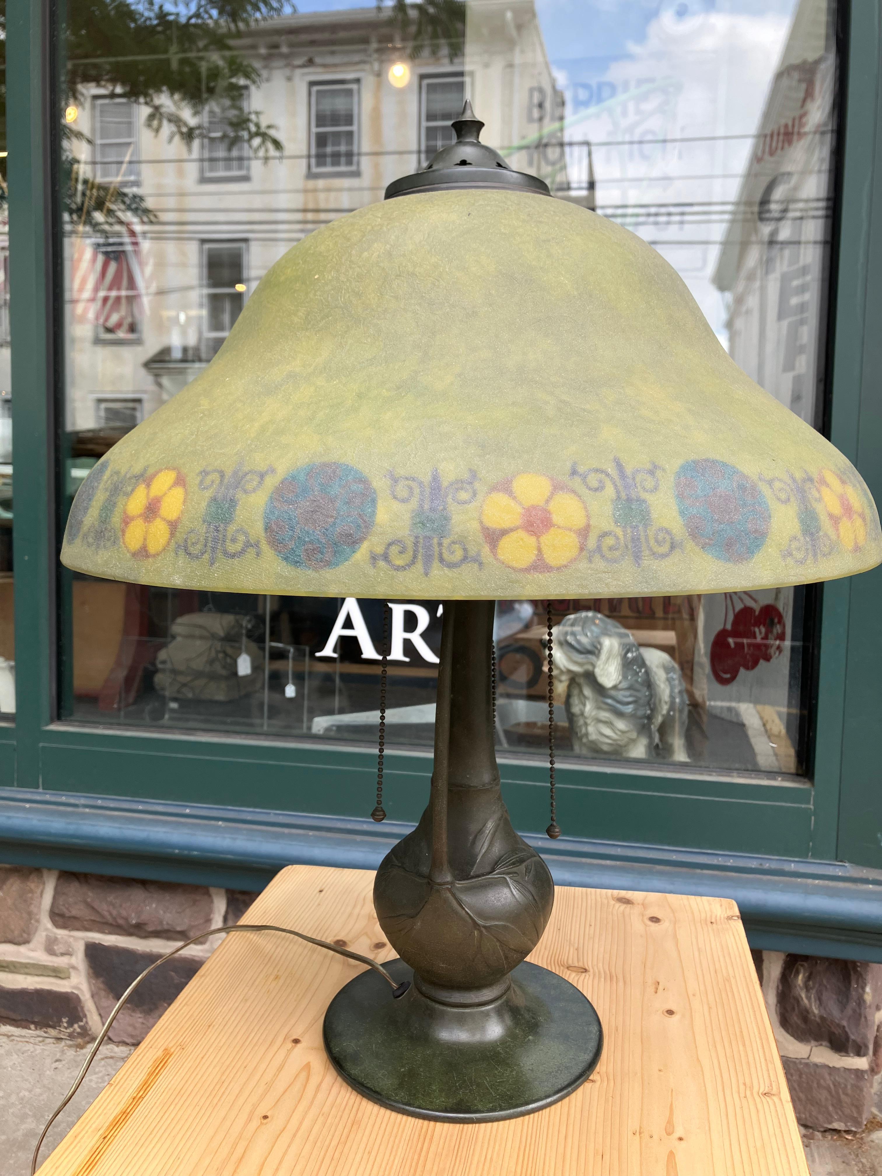 Lampada da tavolo Handel Art Nouveau in bronzo antico e vetro in vendita 1