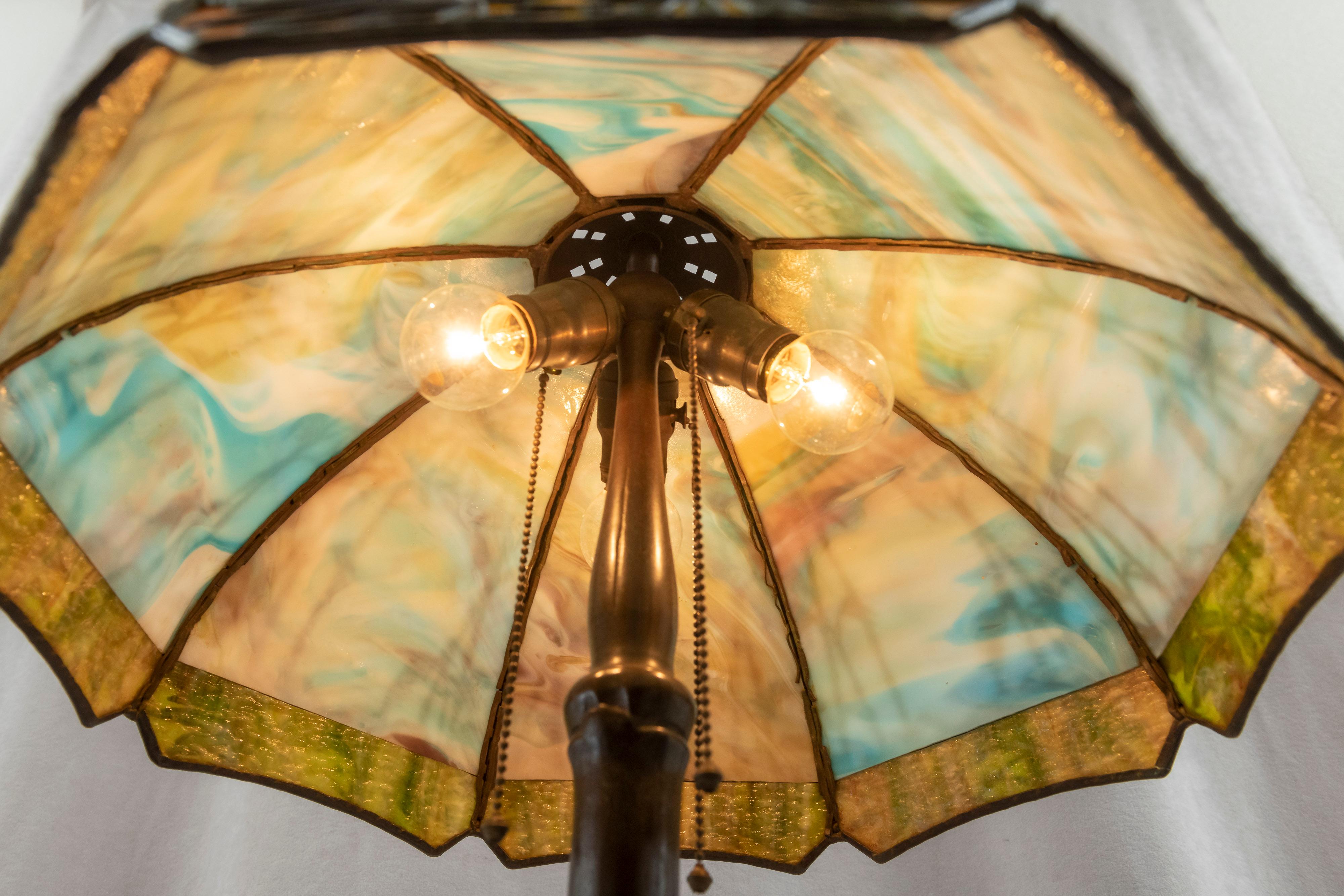 Américain Handel - Lampe  panneau en bambou superpos, entirement d'origine, avec base et abat-jour signs, vers 1910