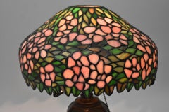 Lampada in vetro piombato con fiori di ciliegio di Handel