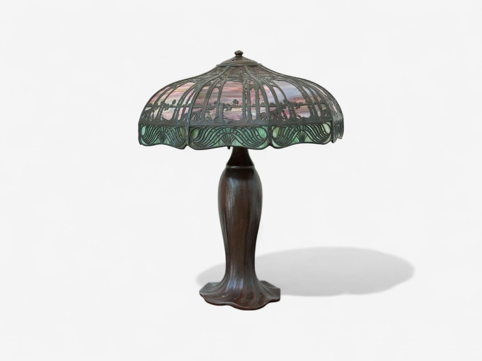 Handel Co, Arts and Crafts, lampe de table en forme de palmier, verre d'art, bronze, années 1900

L'abat-jour mesure 7,5
