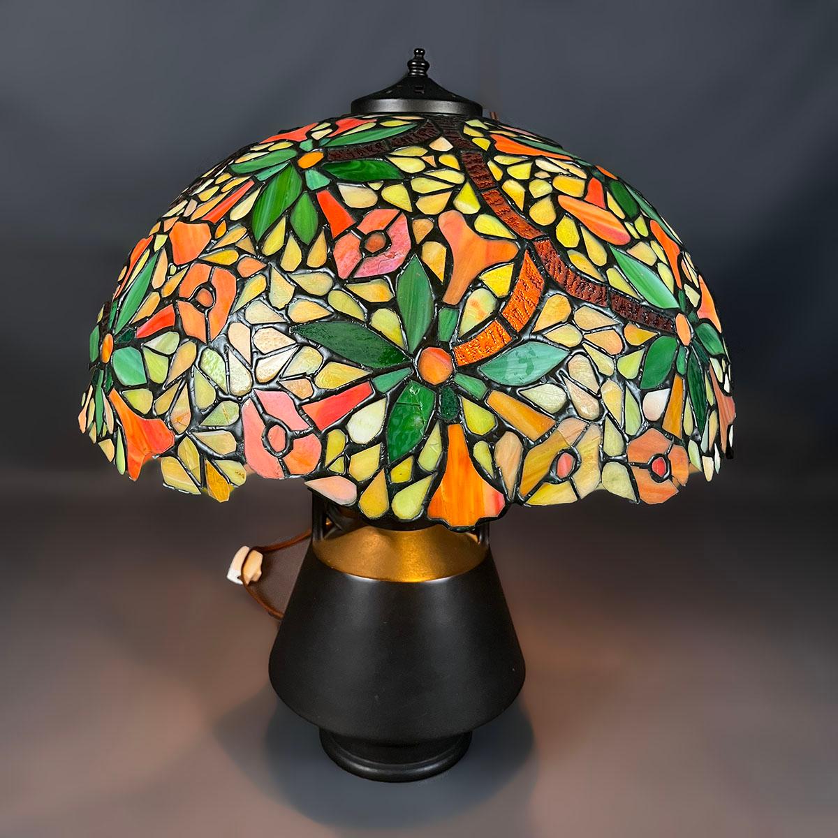 Handel Lamp Company Lámpara de mesa con flor de trompeta de principios de 1900 Estadounidense en venta