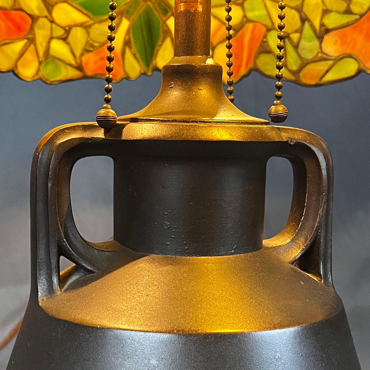 Handel Lamp Company Lámpara de mesa con flor de trompeta de principios de 1900 Manchado en venta
