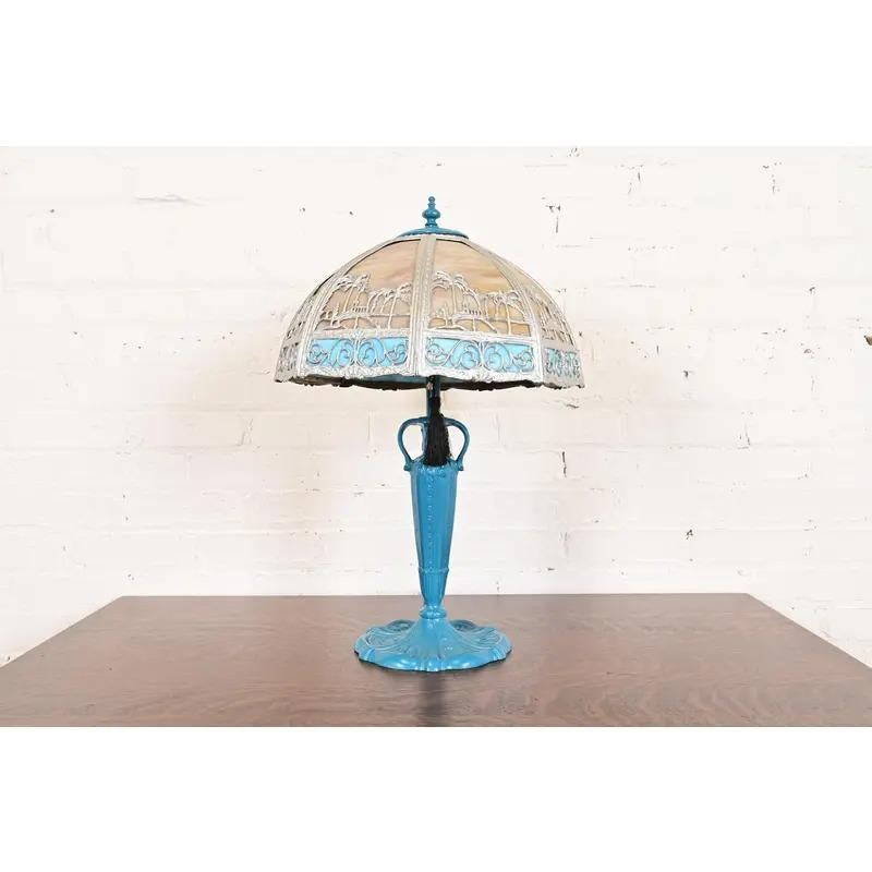 An exceptional antique Art Nouveau period turquoise table lamp with gorgeous eight-panel curved slag glass shade with palm tree motif

In the manner of Handel

USA, Circa 1920s

Measures: 15