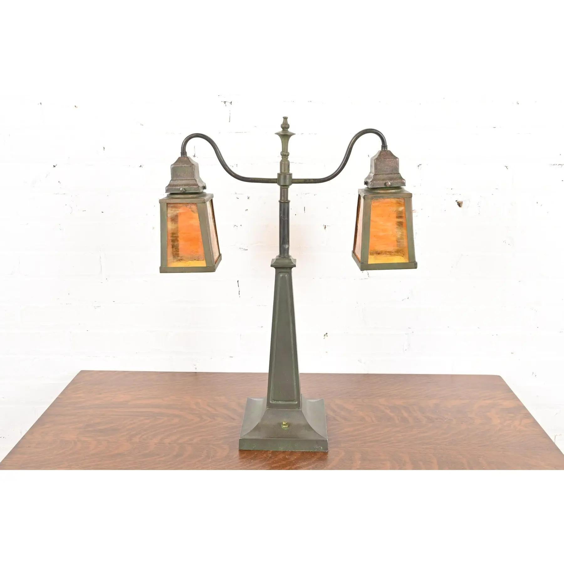 Magnifique lampe de table ou lampe de bureau double Arte Antiques ancienne.

À la manière de Handel

États-Unis, vers 1920

Bronze, patine verte vert-de-gris, et abat-jour en verre de scorie.

Dimensions : 18,5 