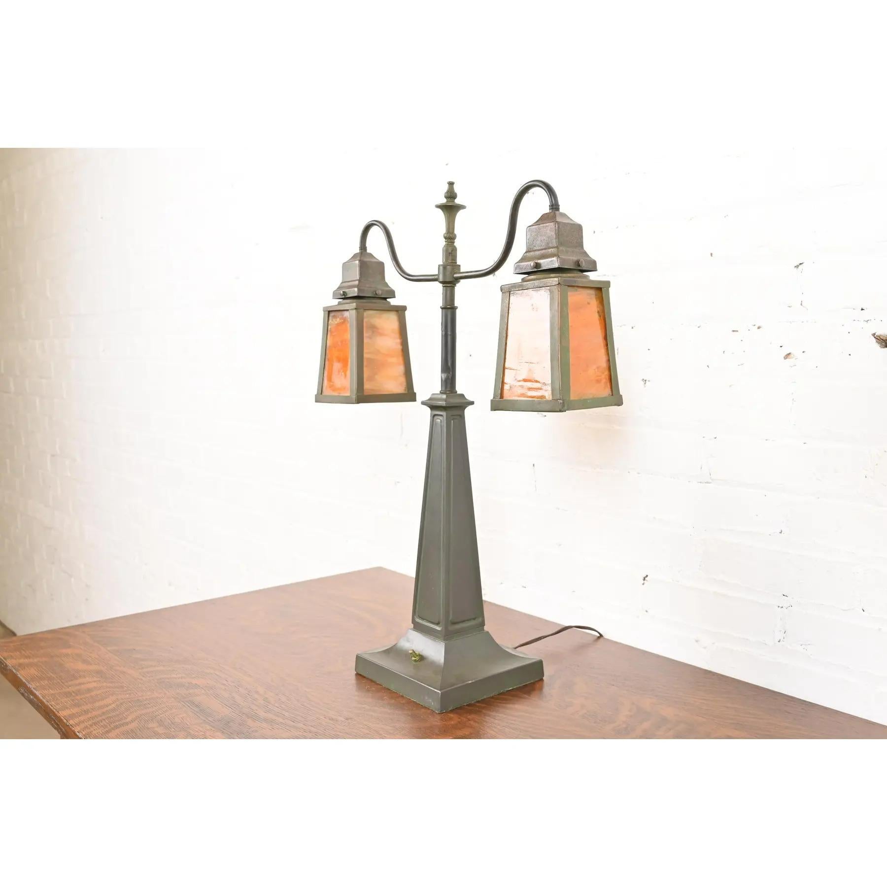 Arts and Crafts Lampe de table double en bronze et verre de scories de style Arts & Crafts antique Handel en vente