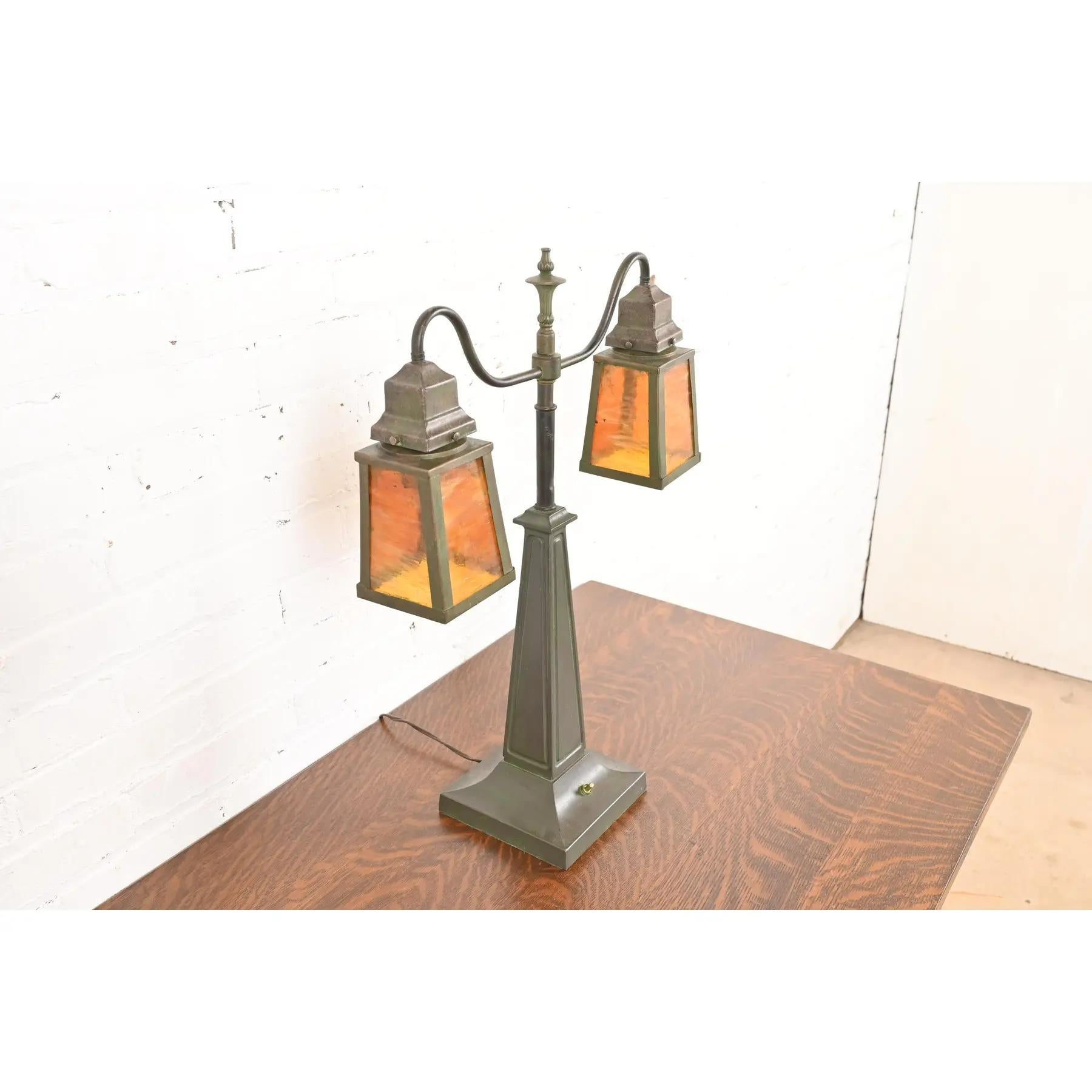 Américain Lampe de table double en bronze et verre de scories de style Arts & Crafts antique Handel en vente