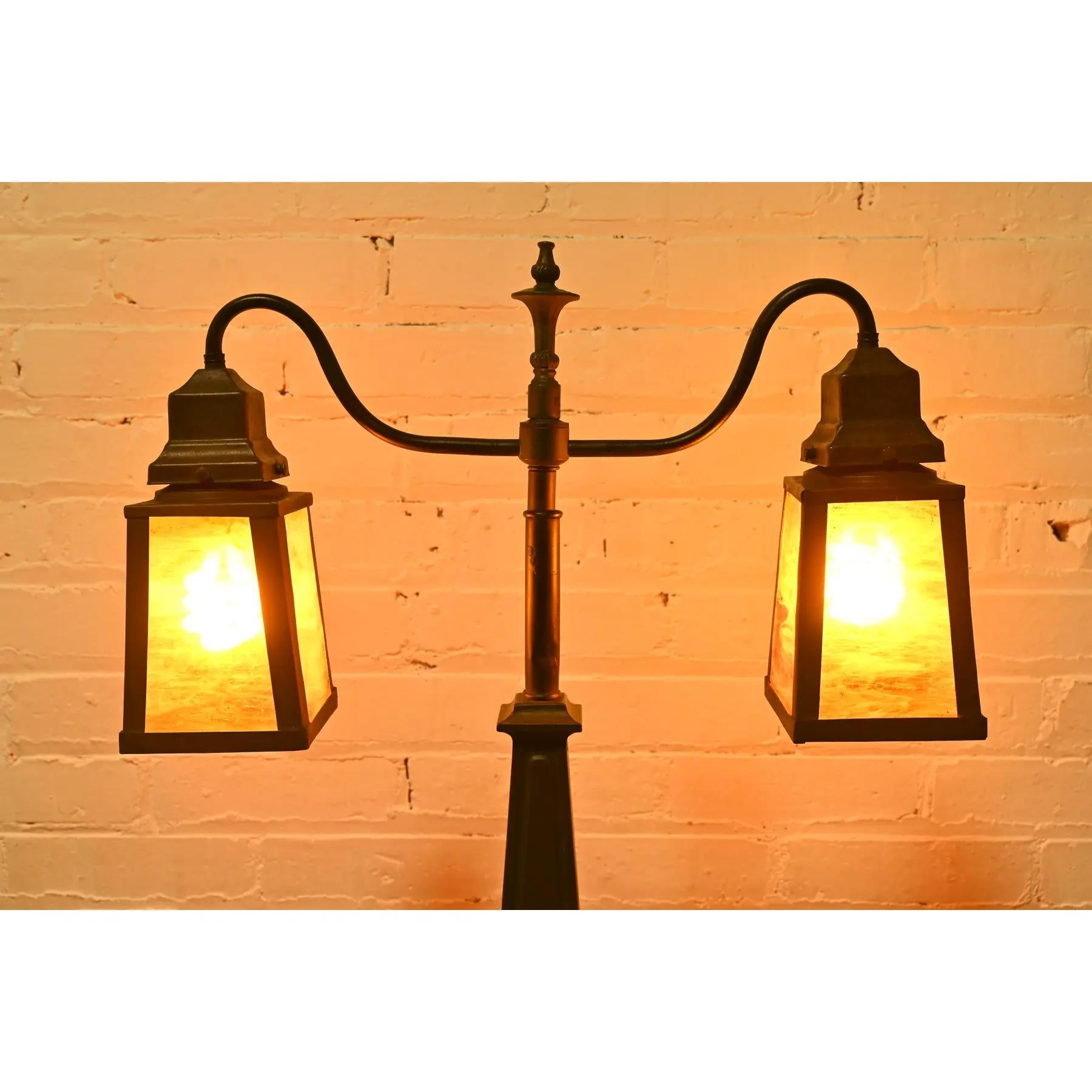 Début du 20ème siècle Lampe de table double en bronze et verre de scories de style Arts & Crafts antique Handel en vente