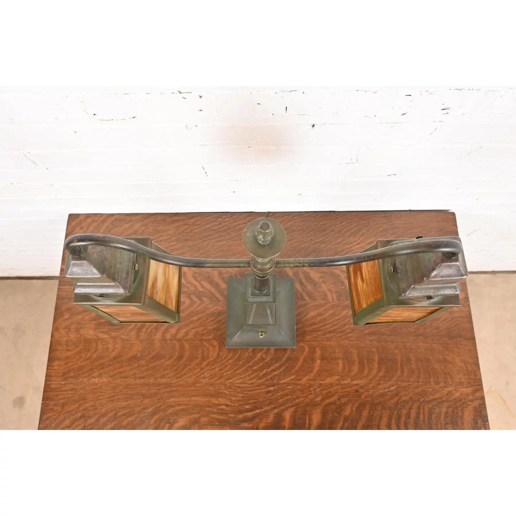 Bronze Lampe de table double en bronze et verre de scories de style Arts & Crafts antique Handel en vente
