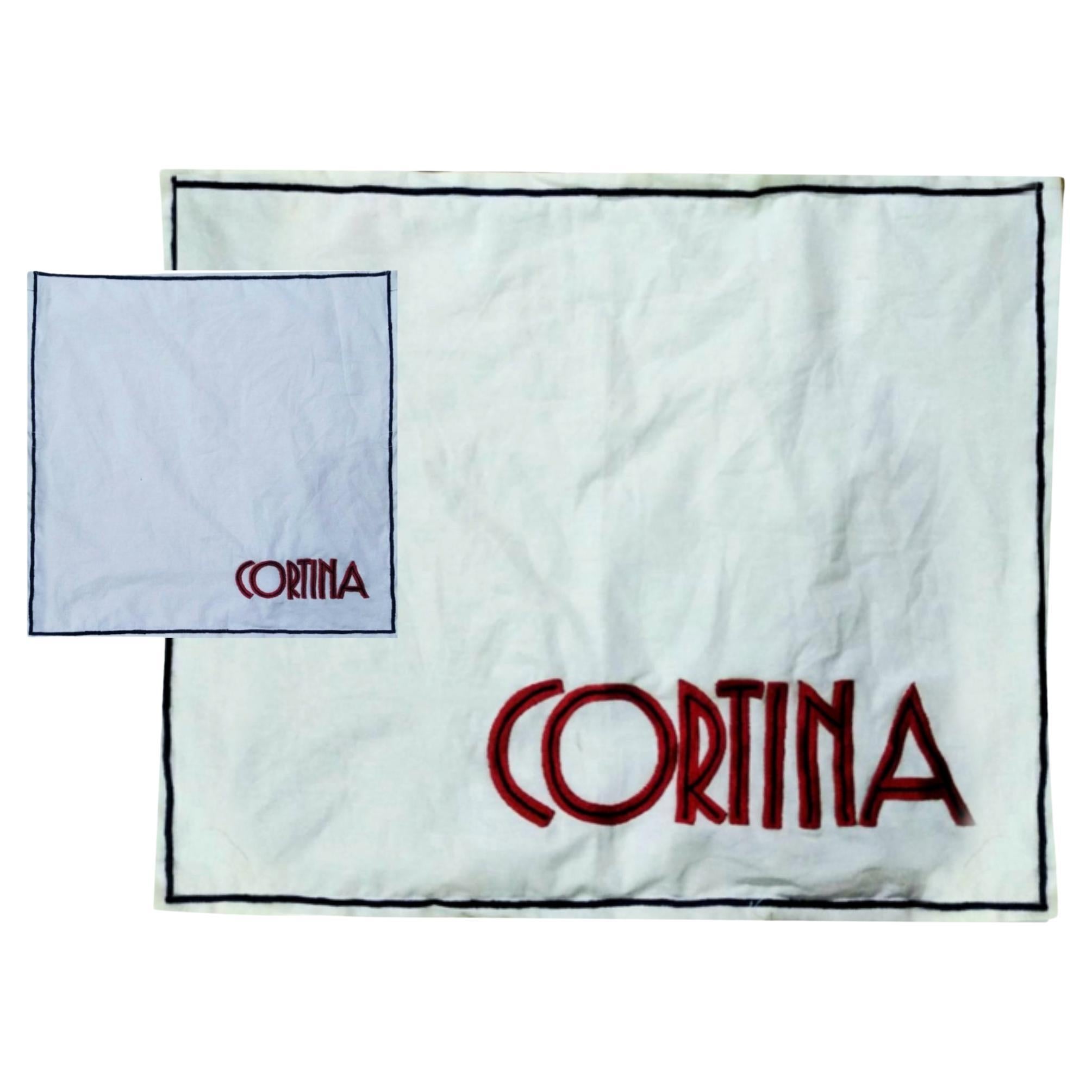 Handbestickter Kortina-Baumwoll-Tisch und Servietten im Angebot