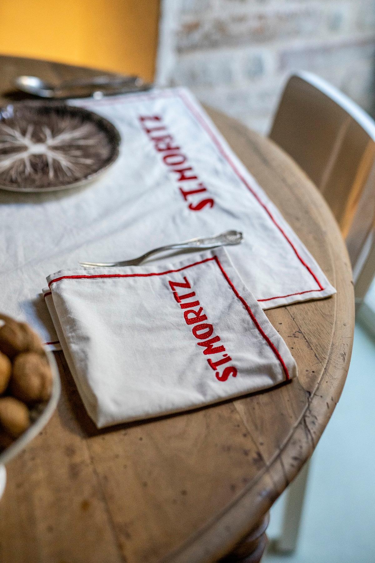 Handbestickter St. Moritz-Baumwoll-Tisch und Serviette (Moderne) im Angebot