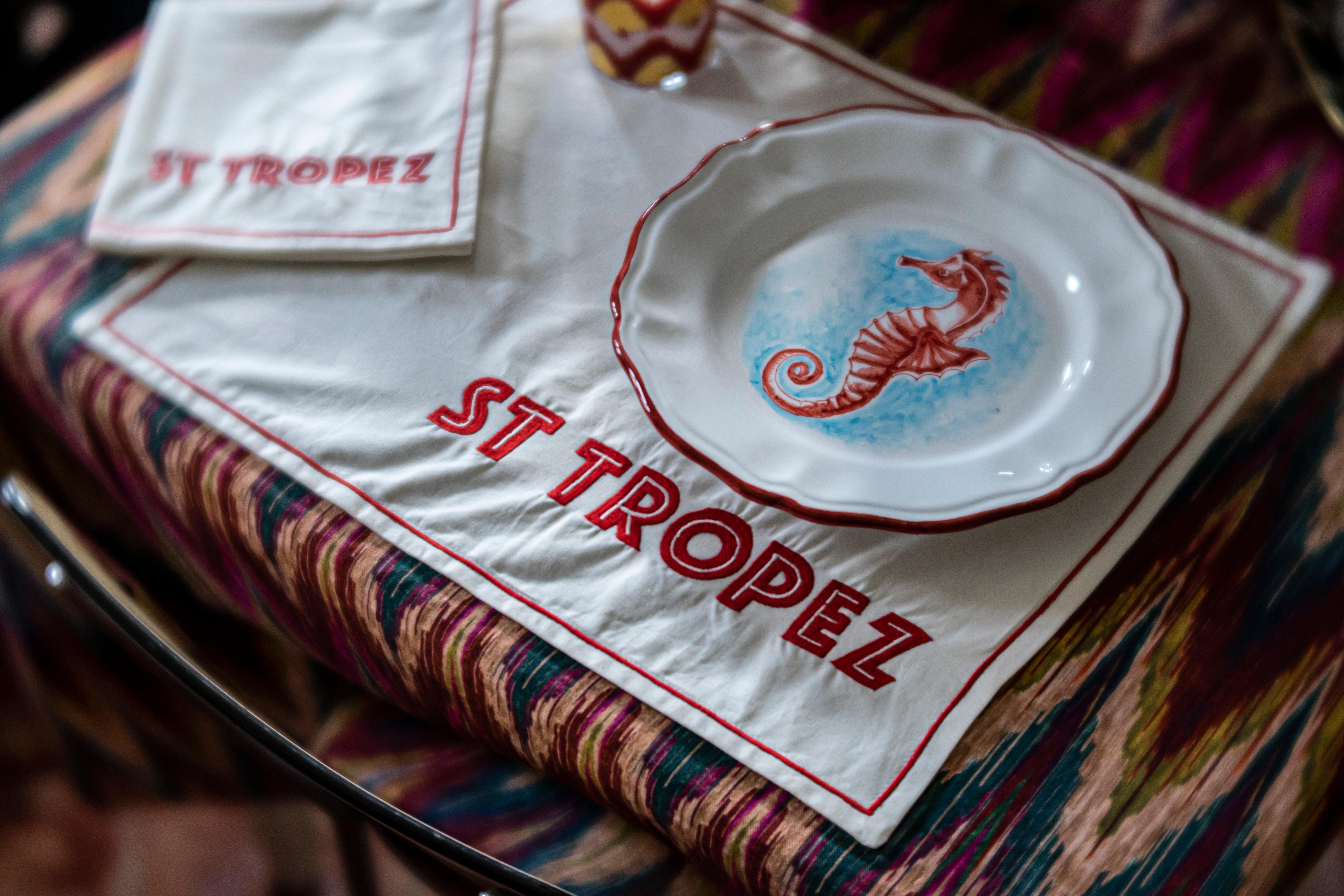 Un exemple exquis d'artisanat pour célébrer, avec cet ensemble brodé de sets de table et de serviettes, certaines des villes les plus populaires du monde
idéal pour les dîners chics ou les petits-déjeuners intimes.