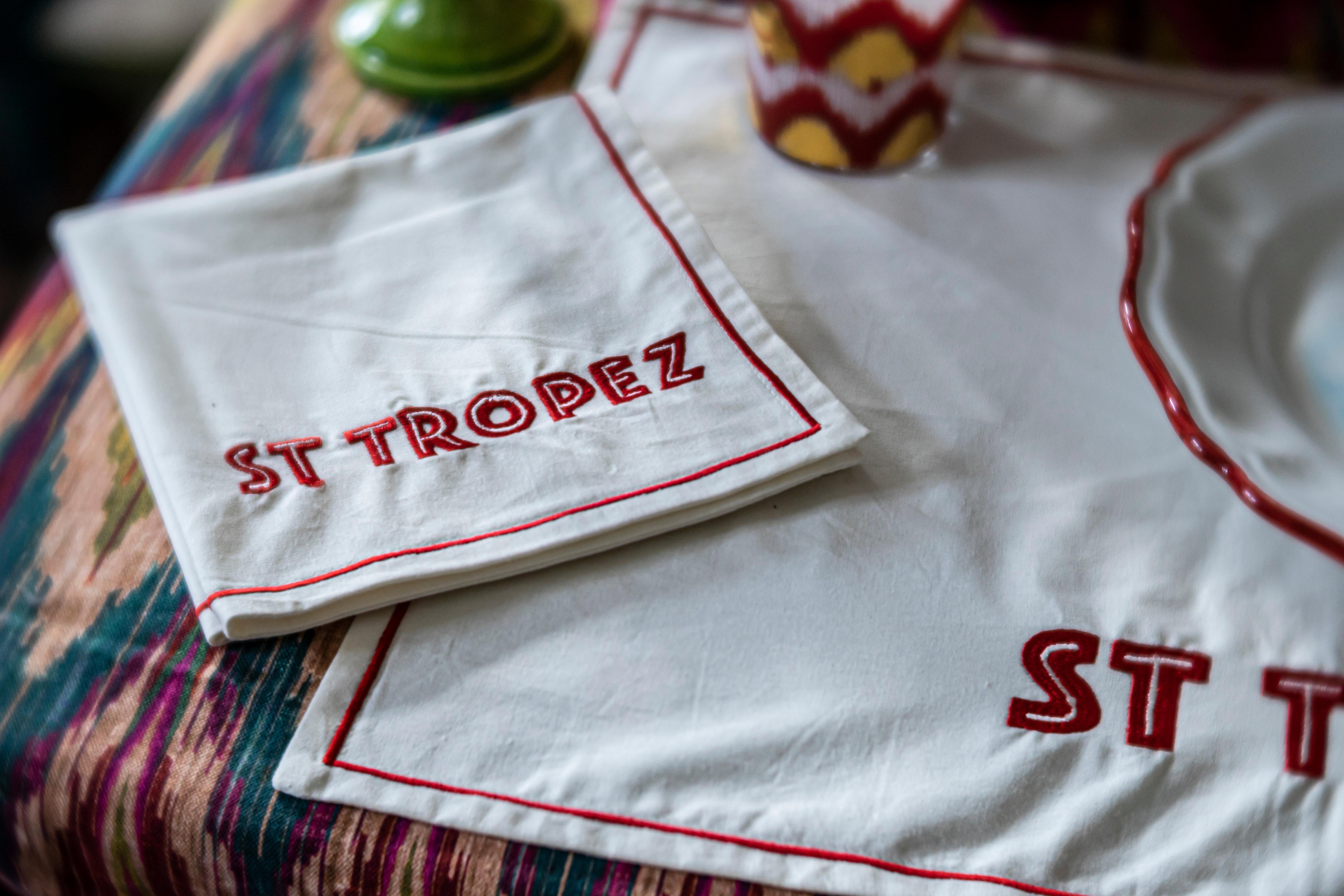Handbestickter St. Tropez-Baumwoll-Teller und Servietten (Moderne) im Angebot
