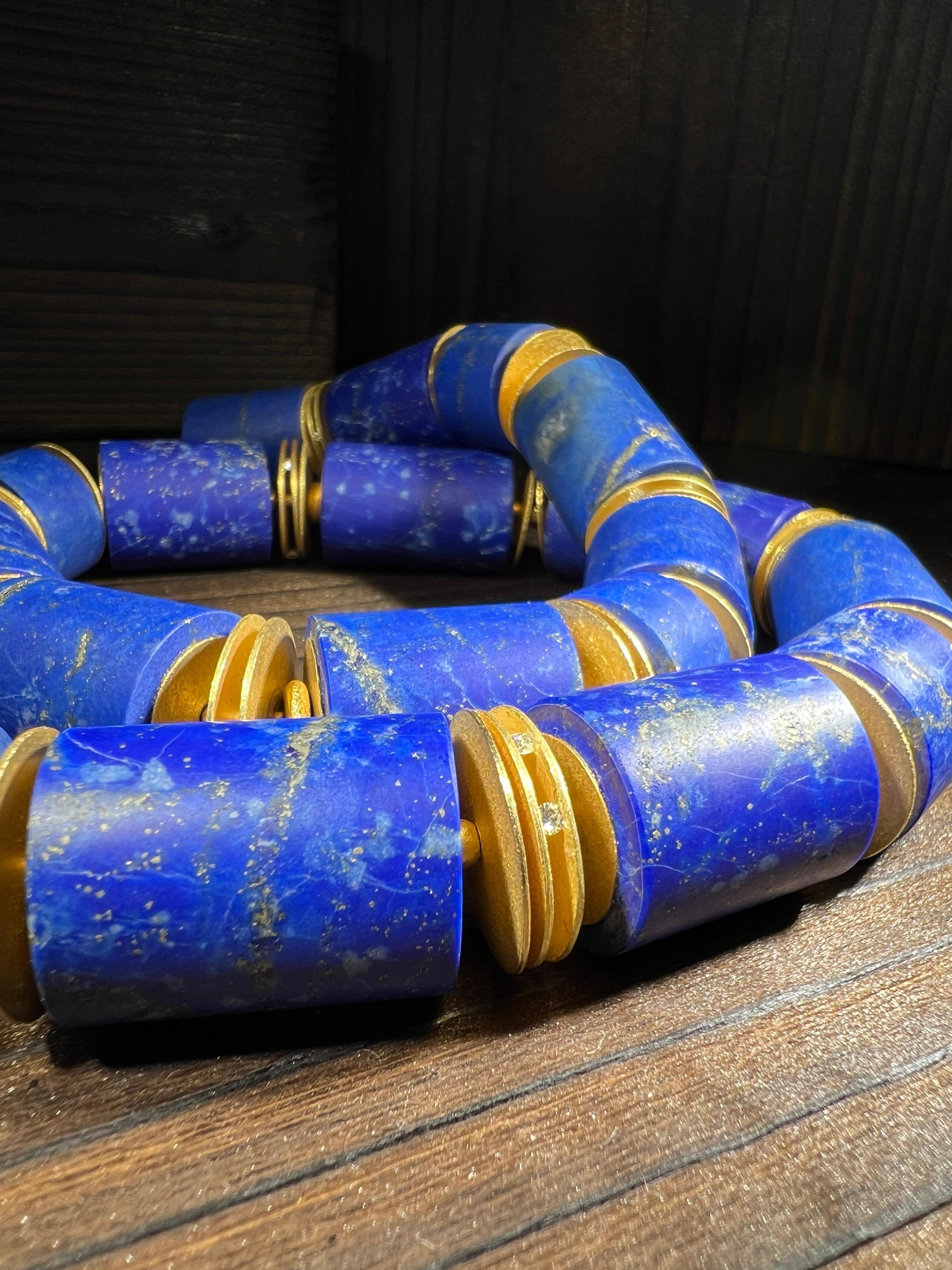 Taglia a mano in oro 18k (549 carati di lapislazzuli e 23 diamanti) in vendita 5