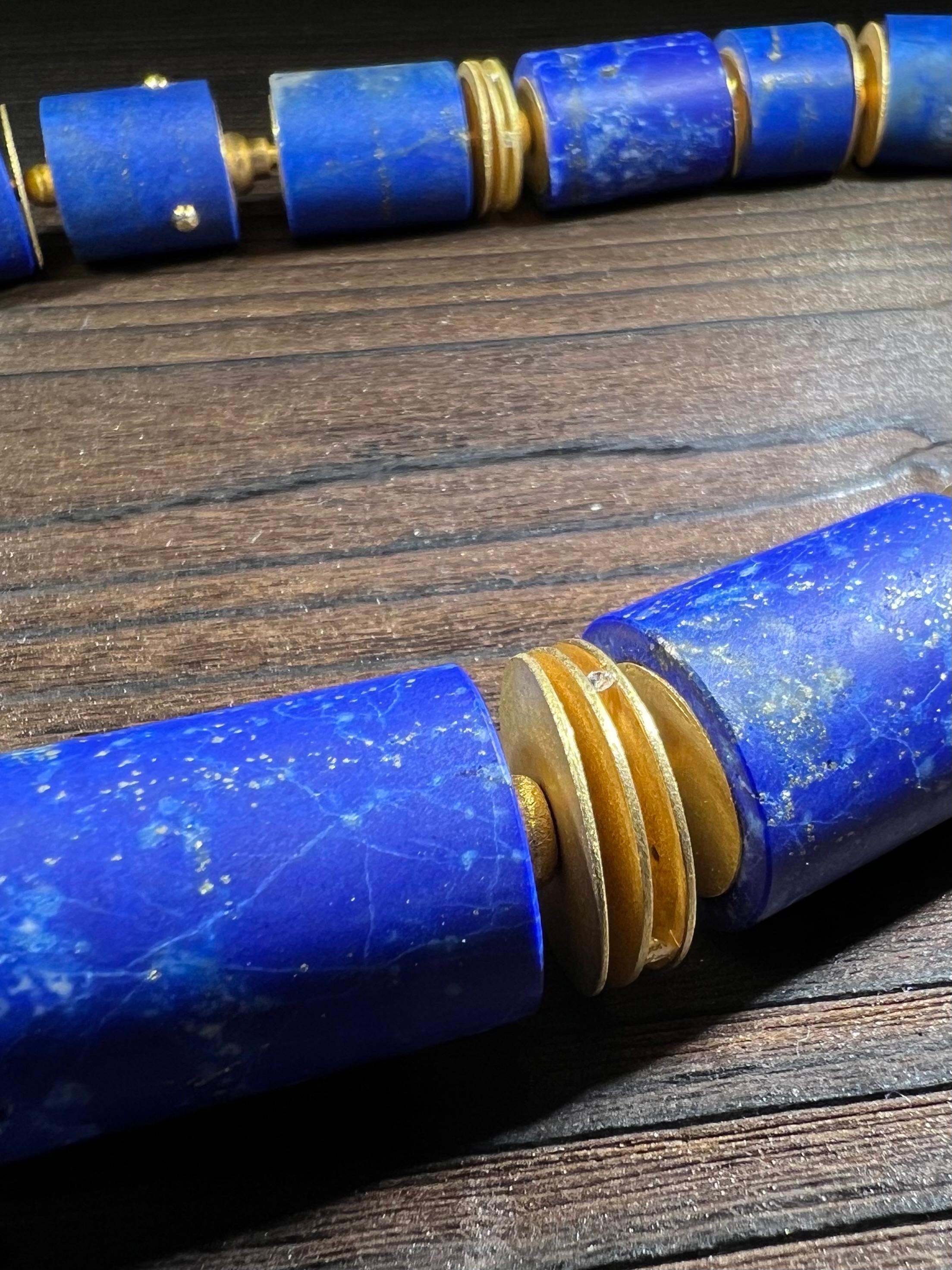 Taglia a mano in oro 18k (549 carati di lapislazzuli e 23 diamanti) in vendita 6